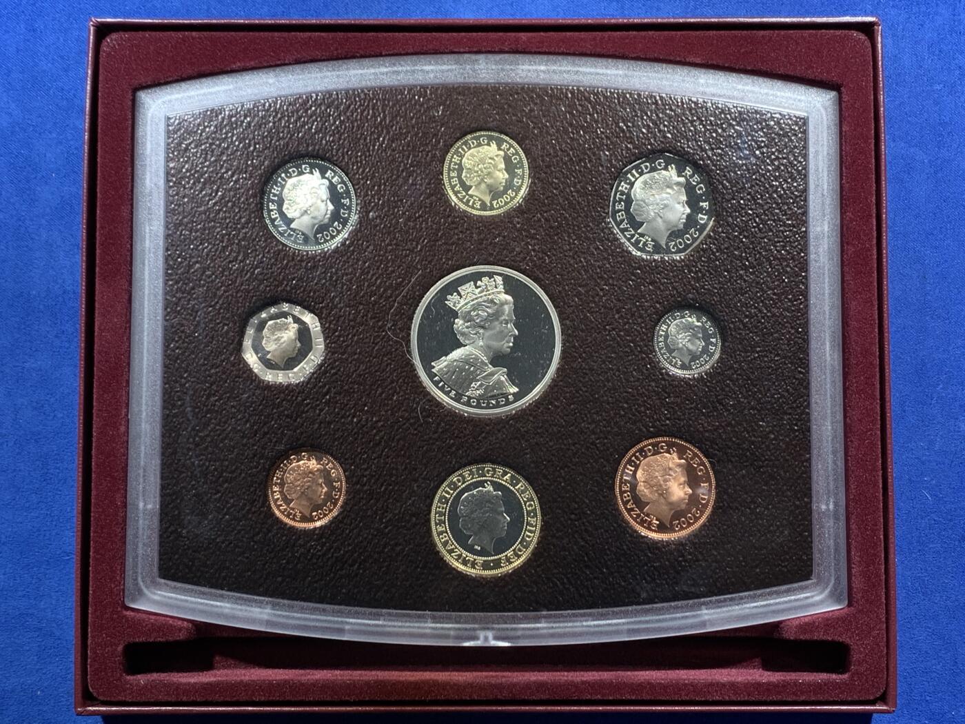 《竞宝斋》第396场 周日，周一，2场连拍 （全场包邮） 英国2002年精制套币, 盒证全，含5镑女王登基50周年+2镑机械时代+1镑英格兰三狮，品相好