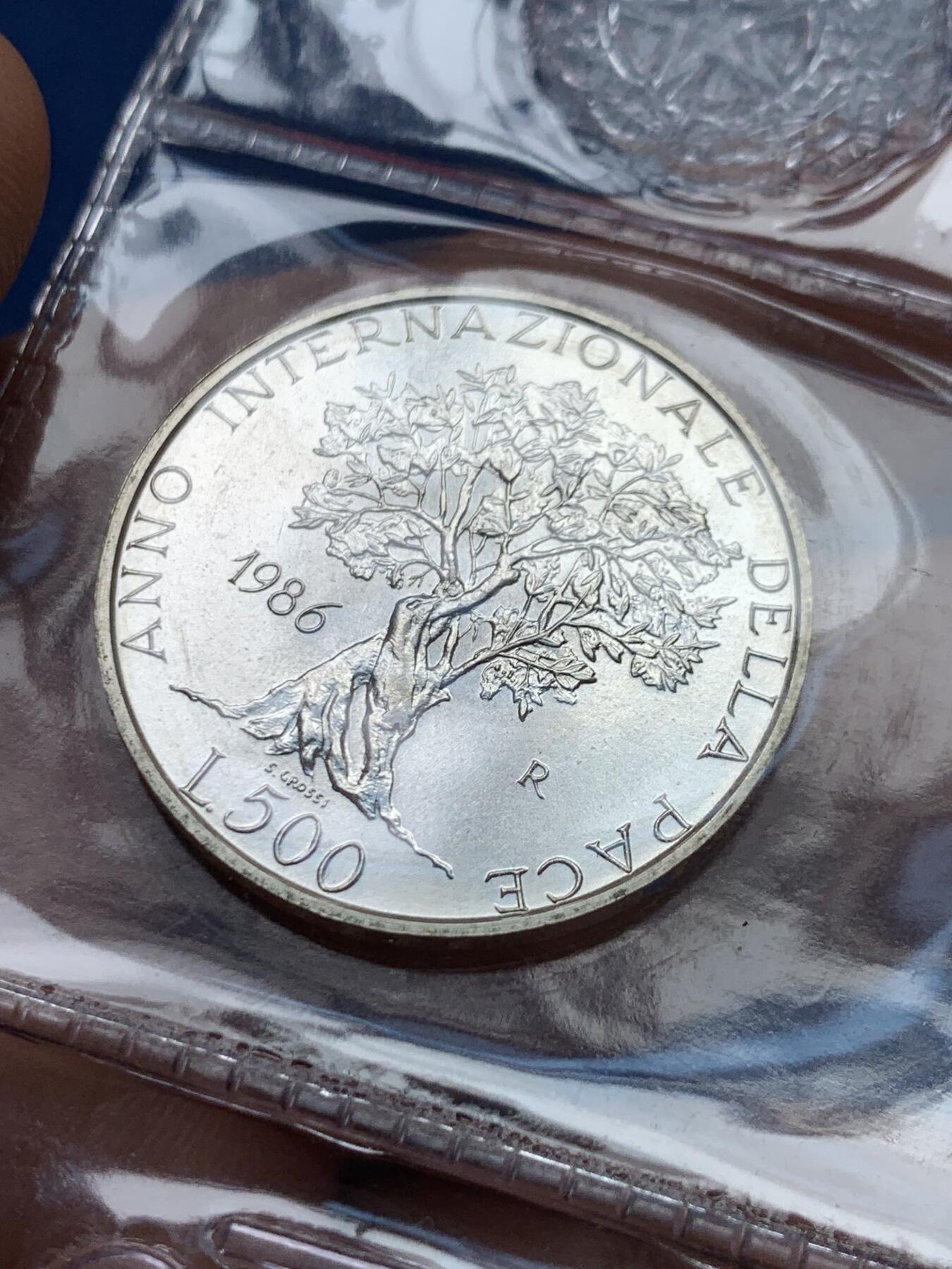 《竞宝斋》第396场 周日，周一，2场连拍 （全场包邮） 意大利1986年500里拉和平年纪念银币，11克，0.835银，原封包装。