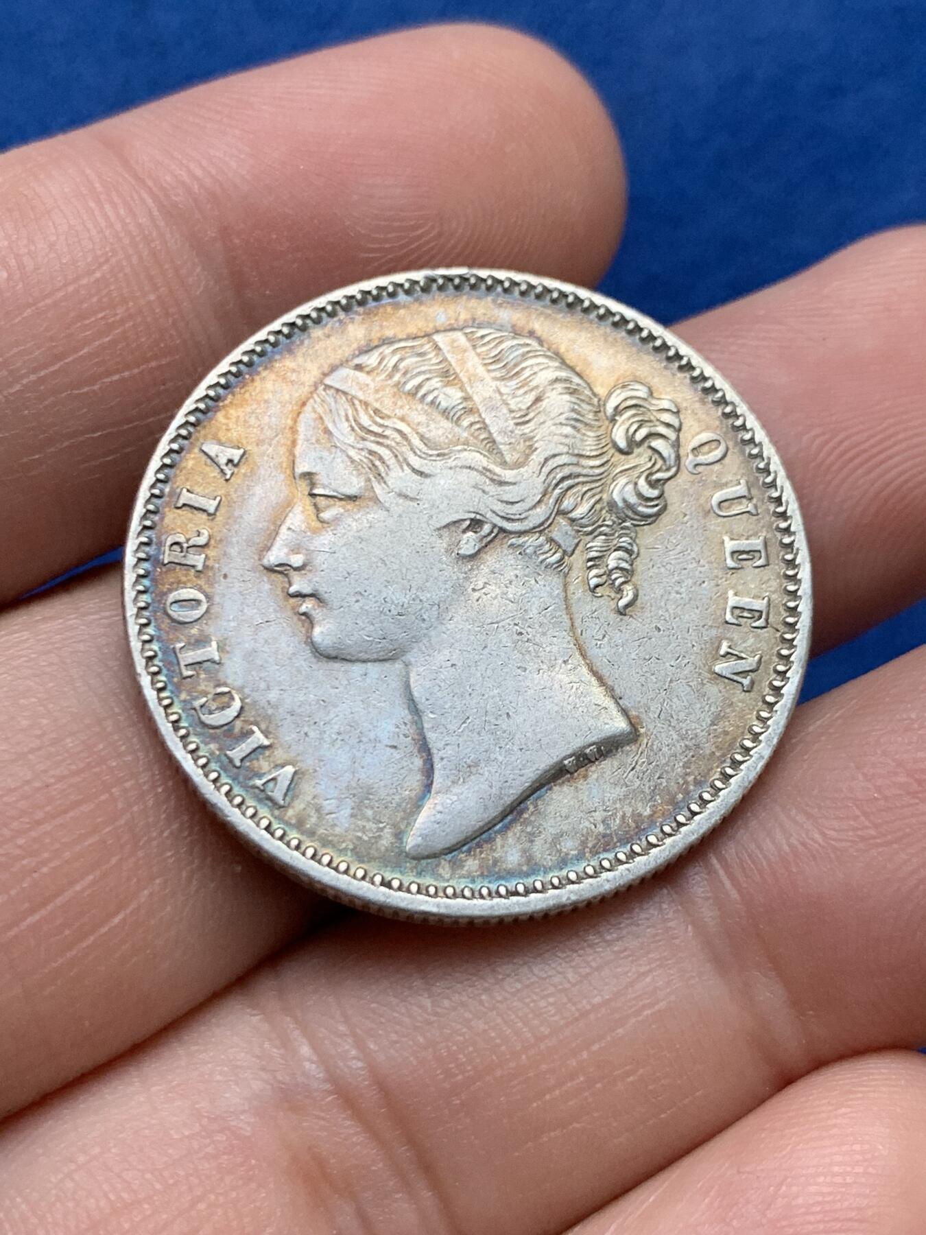 《竞宝斋》第397场 周日，周一，2场连拍 （全场包邮） 英属印度1840年维多利亚1卢比银币，双辫，11.66克，0.917银。带点包浆，挺漂亮的。