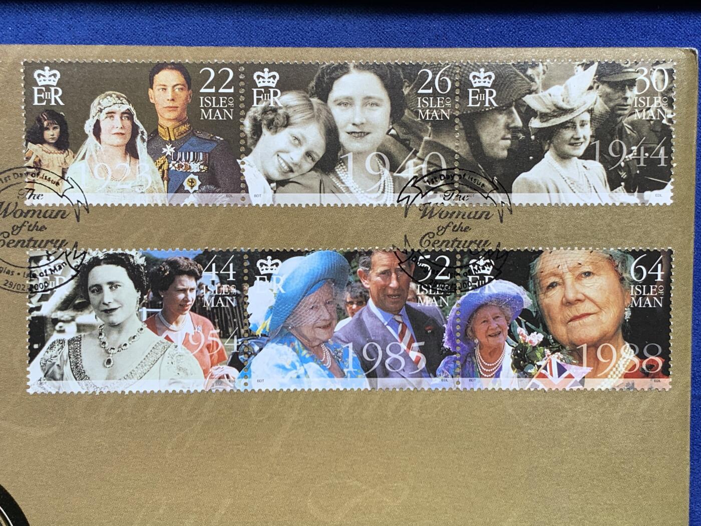 《竞宝斋》第396场 周日，周一，2场连拍 （全场包邮） 2000年女王母亲生平纪念邮币封，含马恩岛2000年女王母亲生平精制纪念克朗镀金银币，925银，28.28克，终身保真。