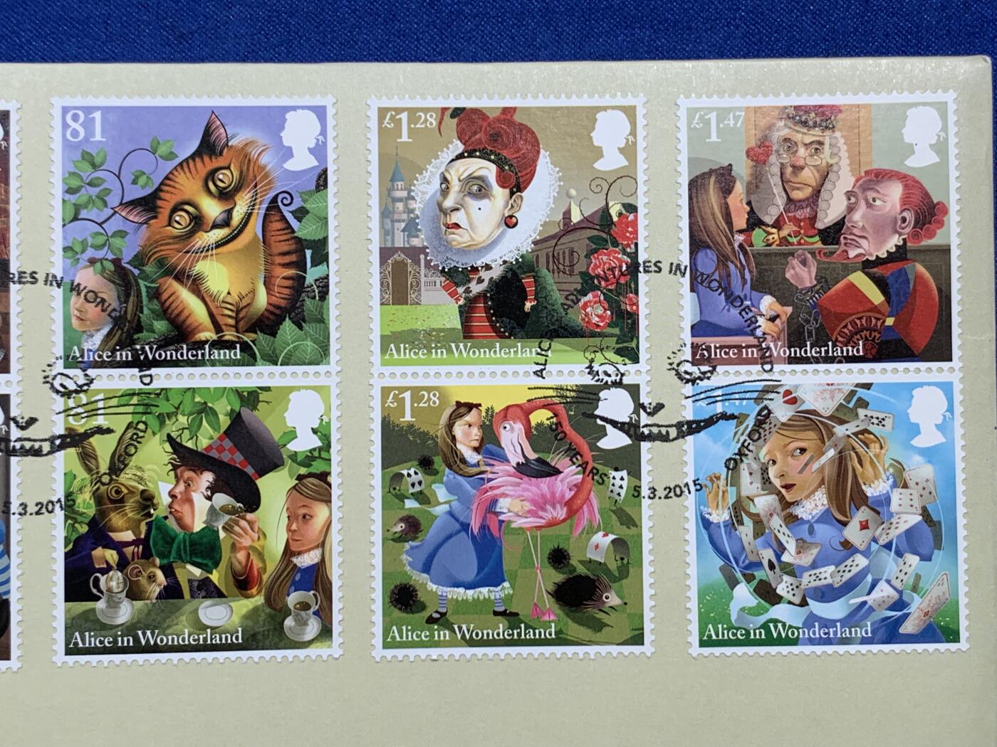 《竞宝斋》第396场 周日，周一，2场连拍 （全场包邮） 英国2015特殊首日纪念章封，皇家造币，皇家邮局联袂出品。爱丽丝梦游仙境作品150周年。经典不朽的奇幻，维多利亚女王最爱的文学作品，完美状态。