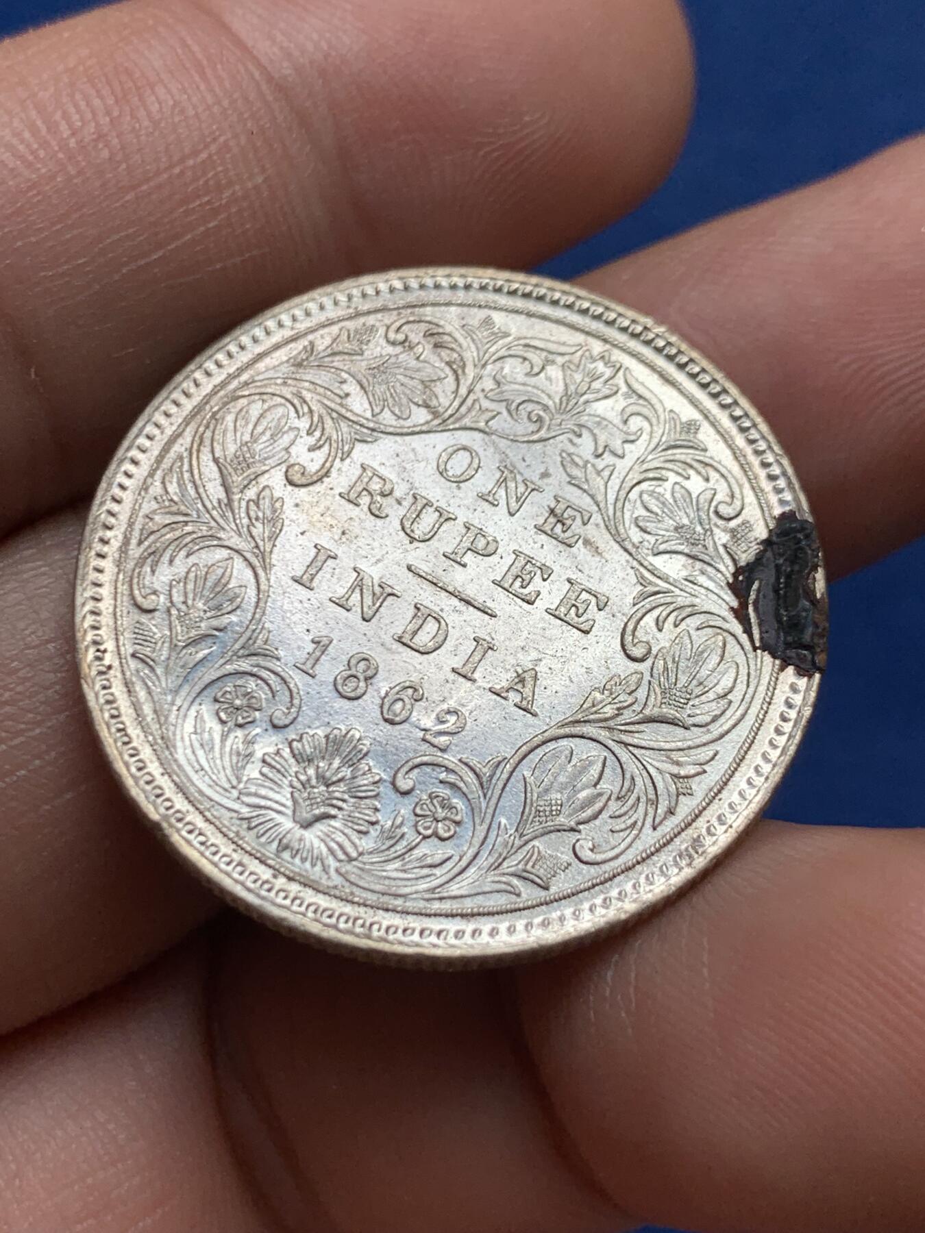 《竞宝斋》第396场 周日，周一，2场连拍 （全场包邮） 英属印度 1862 维多利亚青年头像 1卢比 银币 极好光度 少见好品裸币 上手欣赏体验最佳