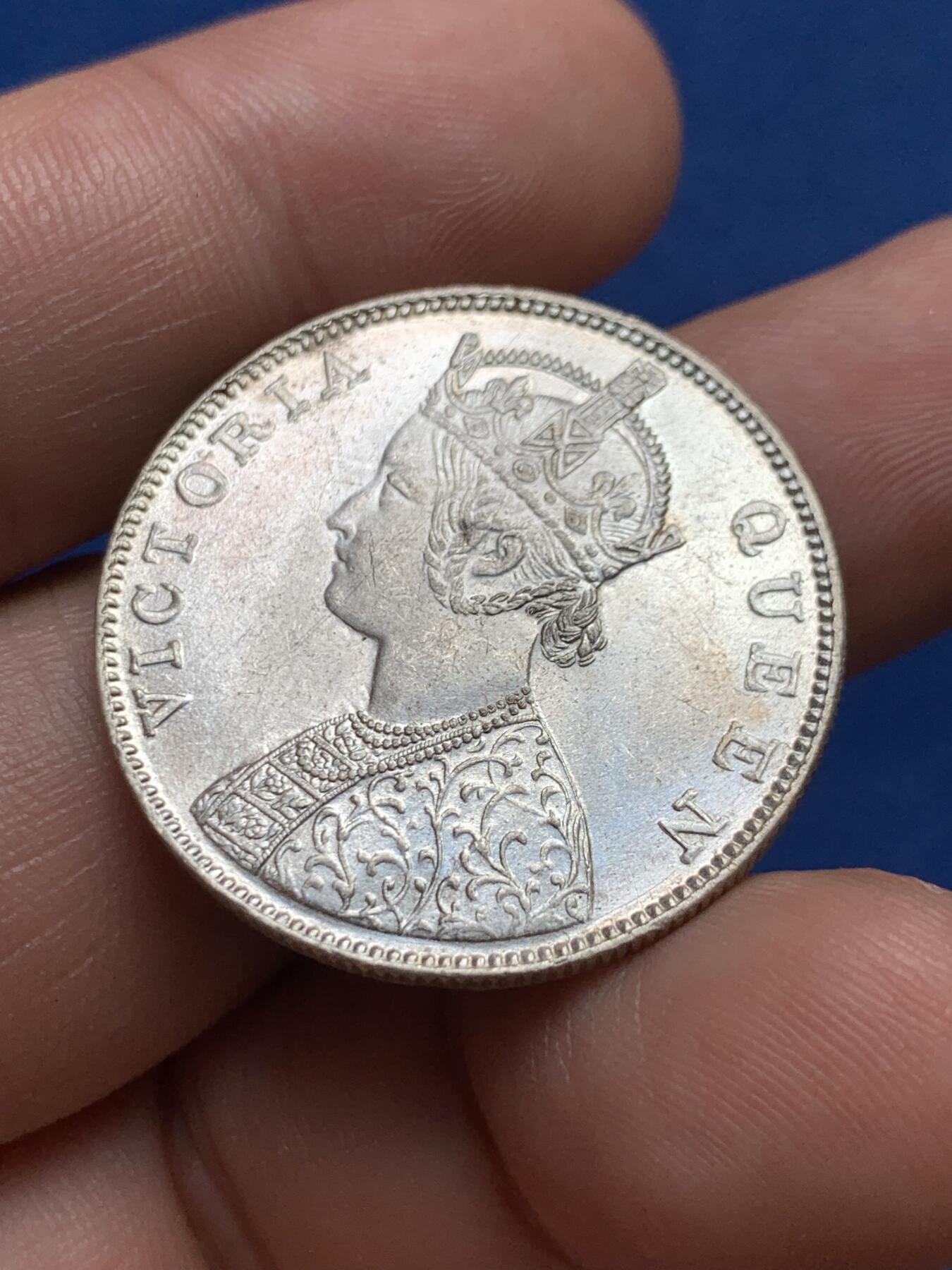 《竞宝斋》第396场 周日，周一，2场连拍 （全场包邮） 英属印度 1862 维多利亚青年头像 1卢比 银币 极好光度 少见好品裸币 上手欣赏体验最佳