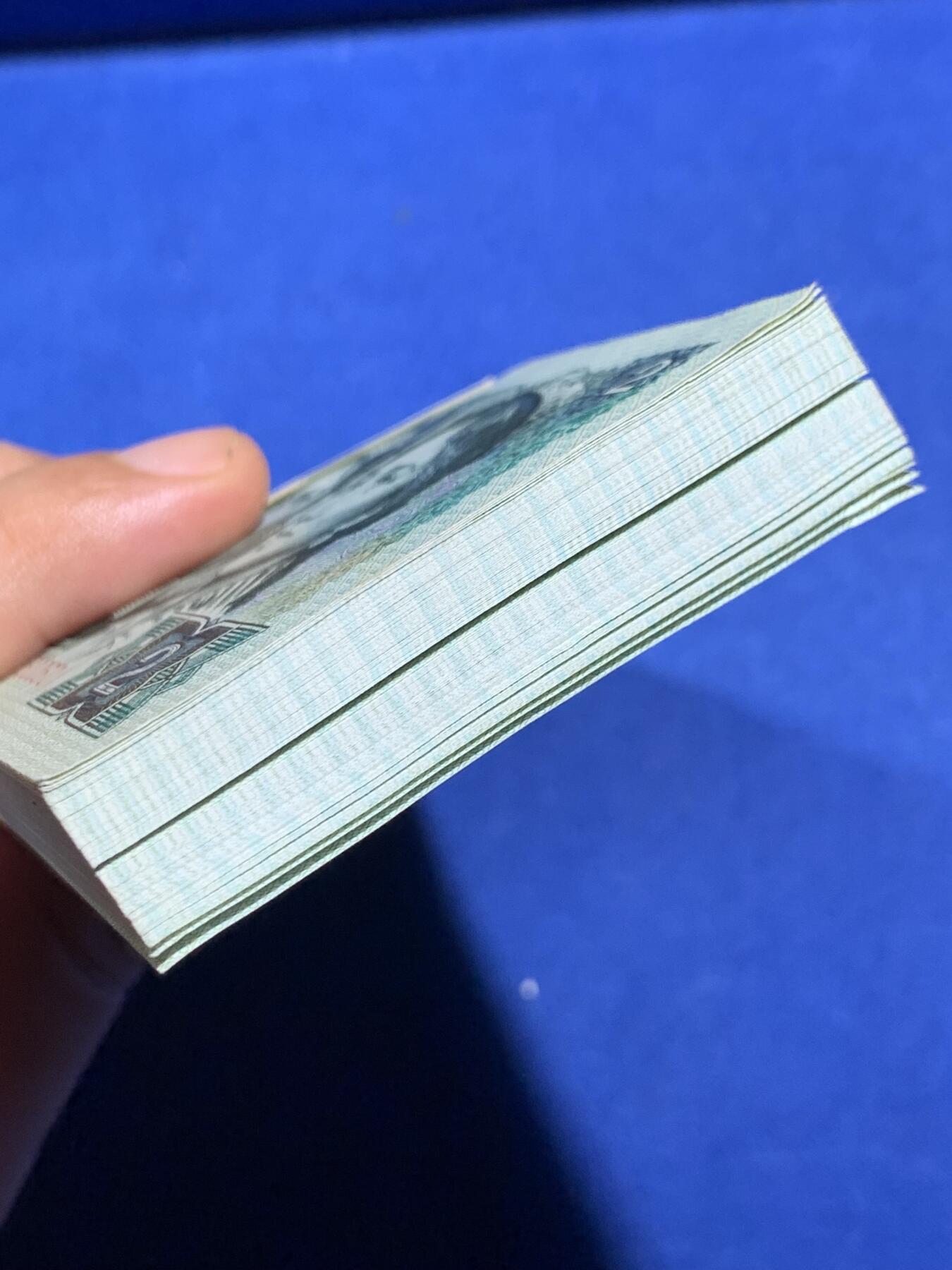 《竞宝斋》第396场 周日，周一，2场连拍 （全场包邮） 1990年贰圆绿钞百张连号 RE98600601-98600700 细节见图