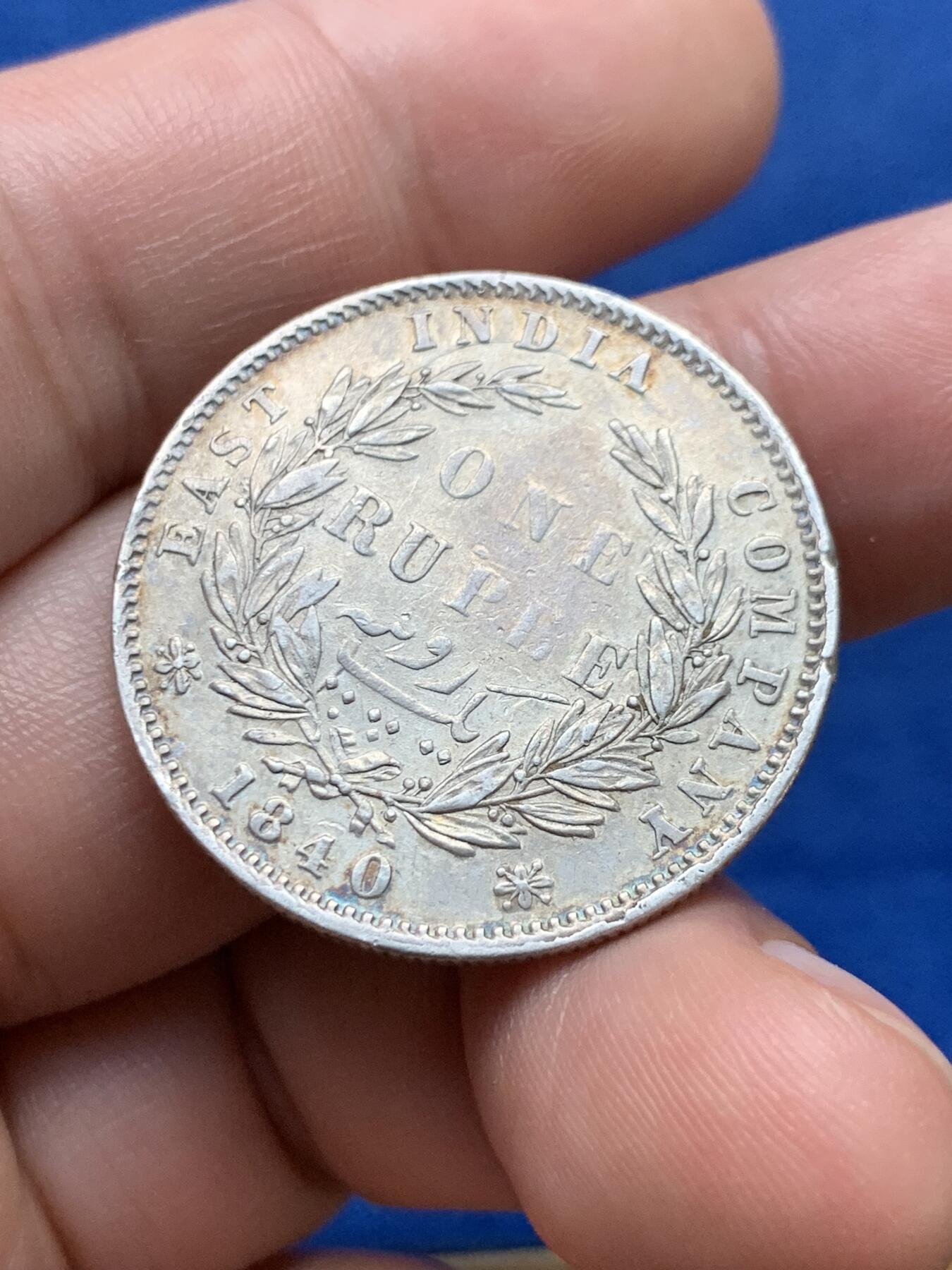 《竞宝斋》第397场 周日，周一，2场连拍 （全场包邮） 英属印度1840年维多利亚1卢比银币，双辫，11.66克，0.917银。带点包浆，挺漂亮的。