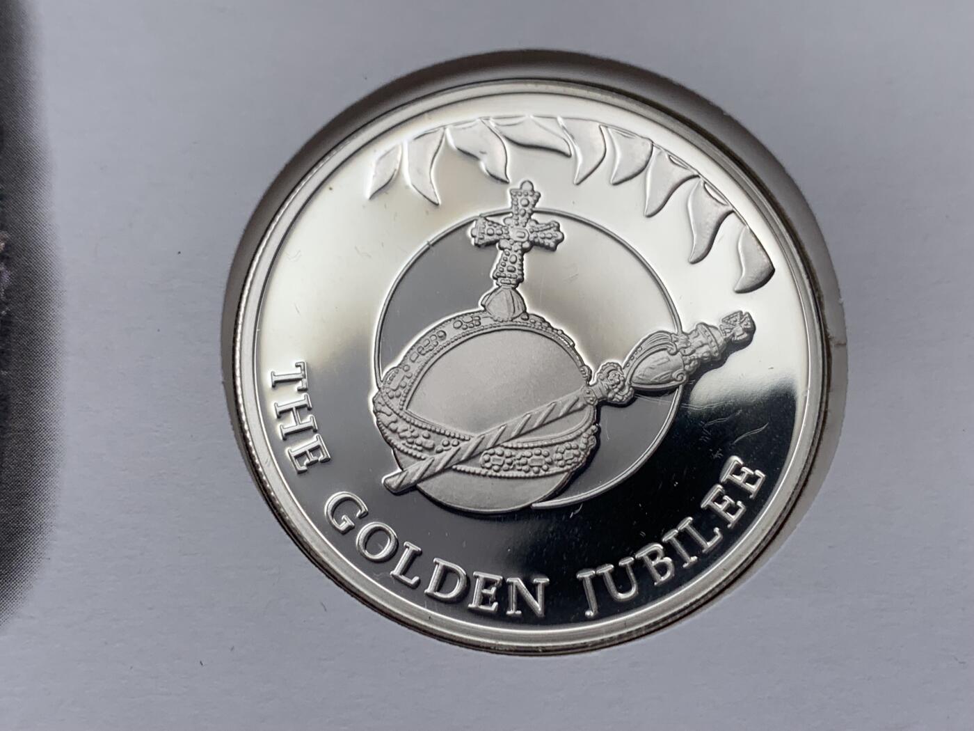 《竞宝斋》第396场 周日，周一，2场连拍 （全场包邮） 2002年伊丽莎白女王登基50周年邮币封，含福克兰岛2002年女王登基50年精制纪念克朗银币，925银，28.28克，完美状态，终身保真。