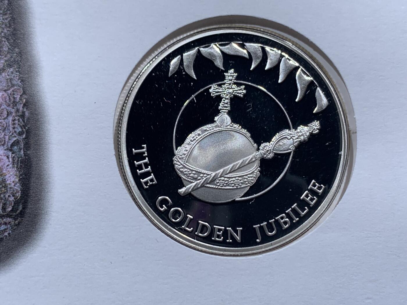 《竞宝斋》第396场 周日，周一，2场连拍 （全场包邮） 2002年伊丽莎白女王登基50周年邮币封，含福克兰岛2002年女王登基50年精制纪念克朗银币，925银，28.28克，完美状态，终身保真。