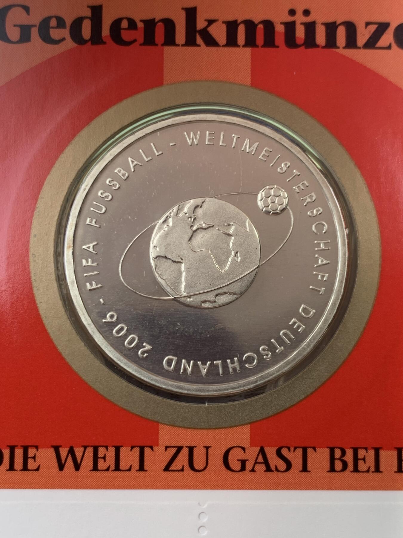 《竞宝斋》第396场 周日，周一，2场连拍 （全场包邮） 德国2004年邮币封 含一枚纪念2006年德国世界杯10欧元银币 925银 18克