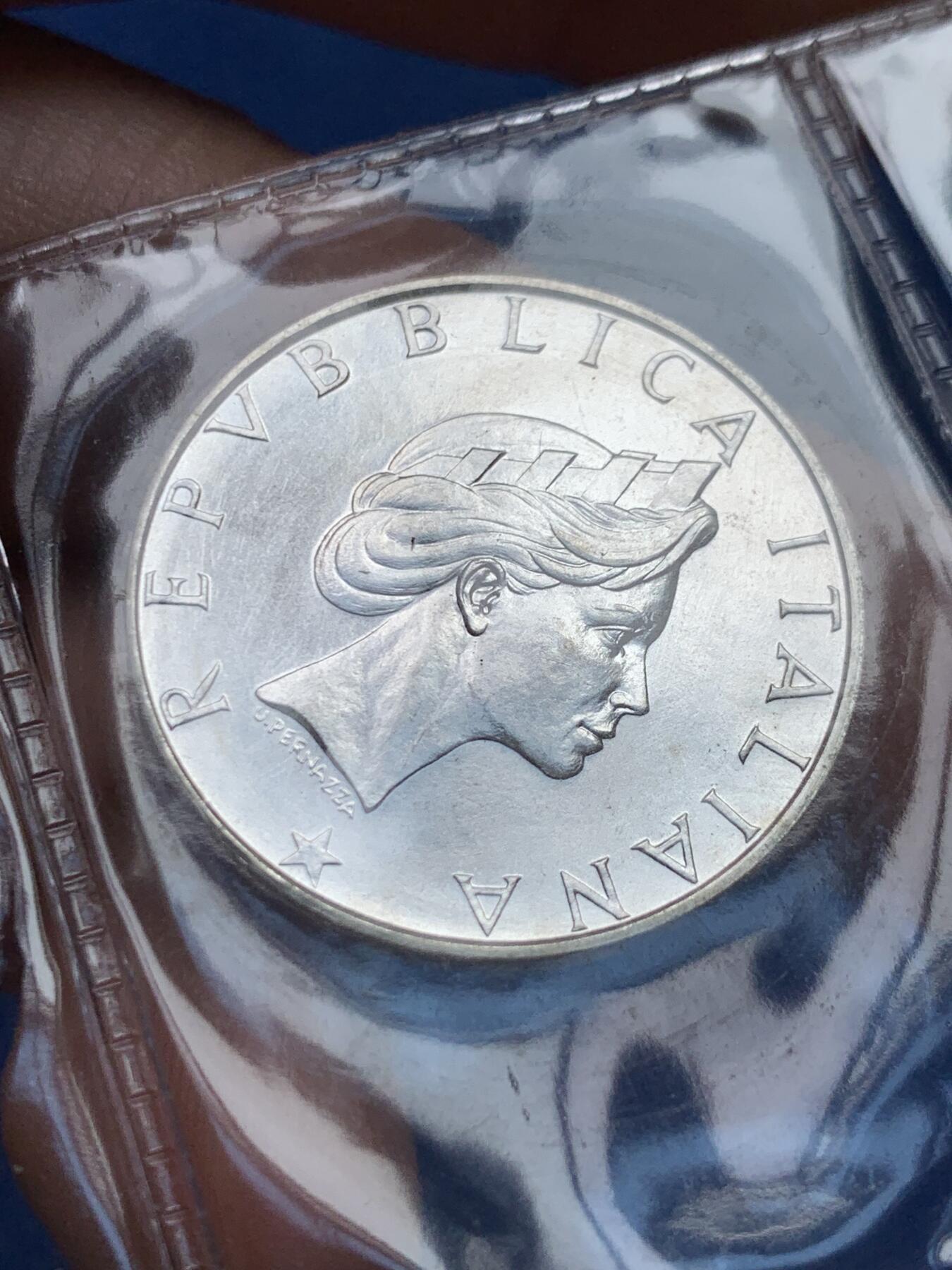 《竞宝斋》第396场 周日，周一，2场连拍 （全场包邮） 意大利1986年500里拉和平年纪念银币，11克，0.835银，原封包装。