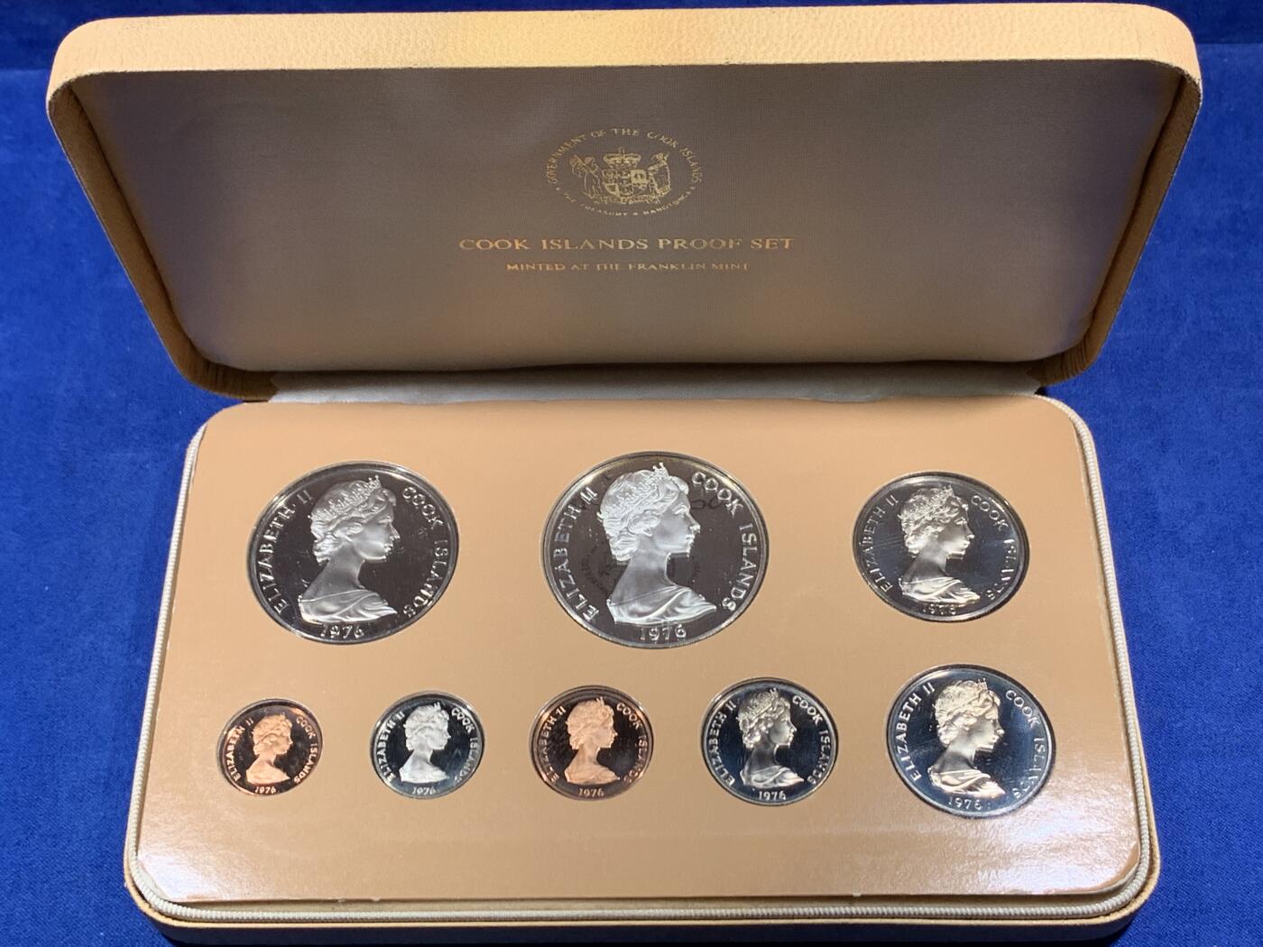 《竞宝斋》第396场 周日，周一，2场连拍 （全场包邮） 1976年库克群岛精制套币。最大的是银币