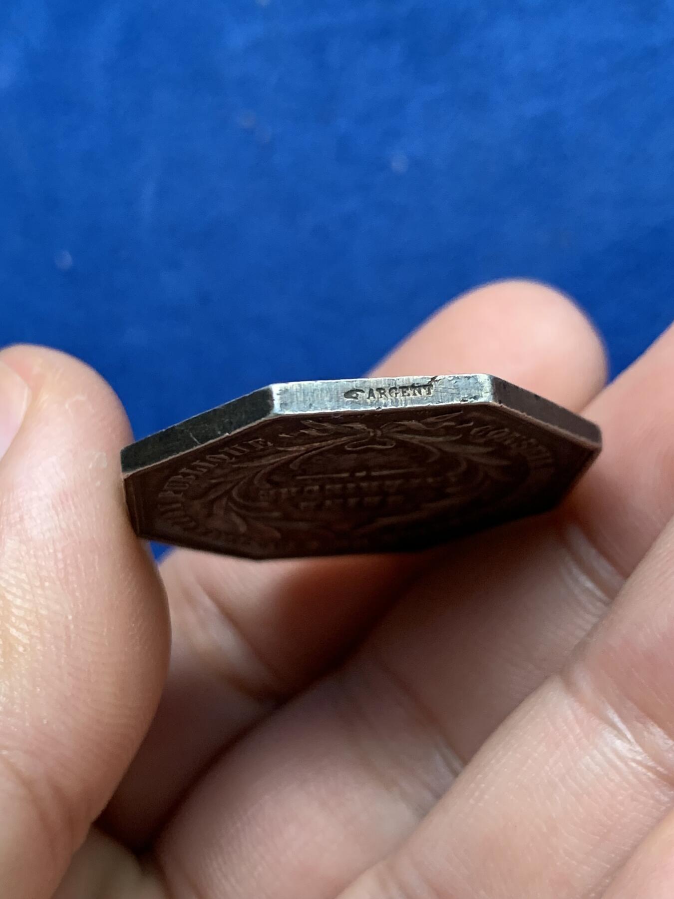 《竞宝斋》第397场 周日，周一，2场连拍 （全场包邮） 法国1855年公共教育部八角银代币 拿三头像 直径31mm 13.3g 手指铭