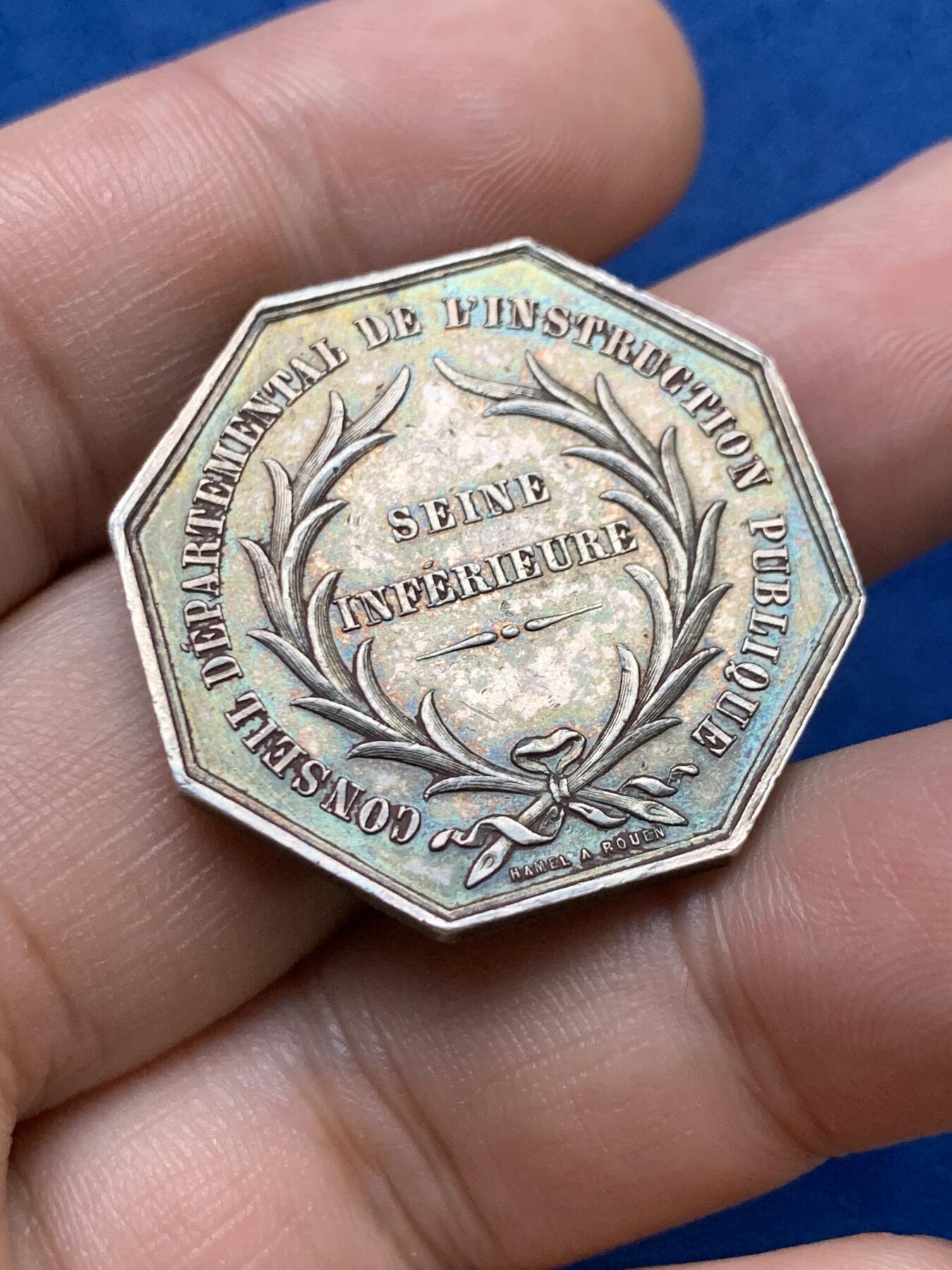 《竞宝斋》第397场 周日，周一，2场连拍 （全场包邮） 法国1855年公共教育部八角银代币 拿三头像 直径31mm 13.3g 手指铭