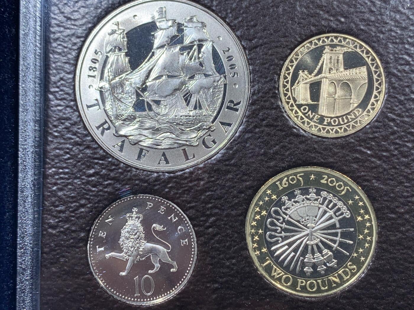 《竞宝斋》第396场 周日，周一，2场连拍 （全场包邮） 英国2005年精制套币, 盒证全，品相好