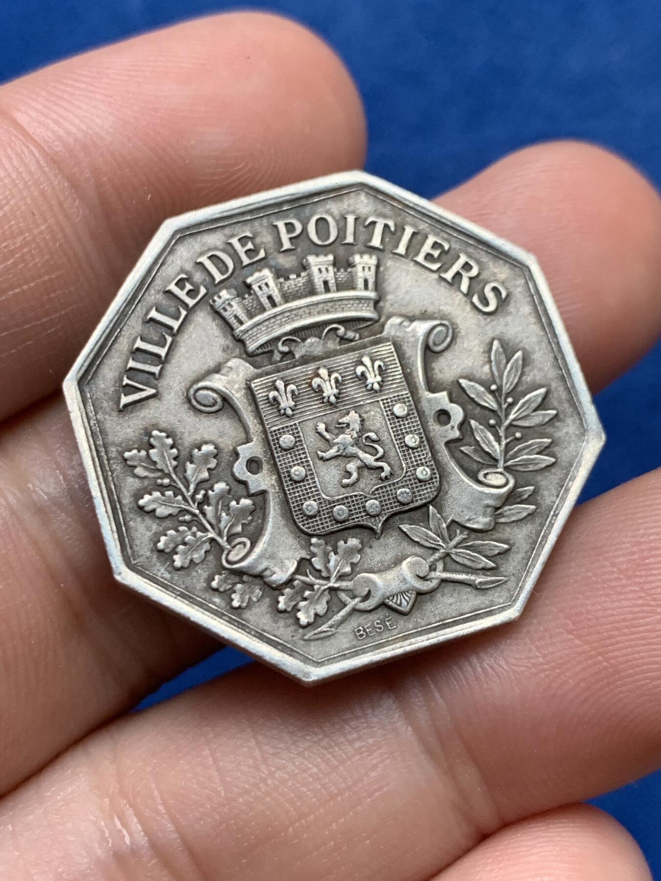 《竞宝斋》第397场 周日，周一，2场连拍 （全场包邮） 法国博瓦捷市储蓄银行八角银代币 13.9克 30.2mm 丰饶角银标