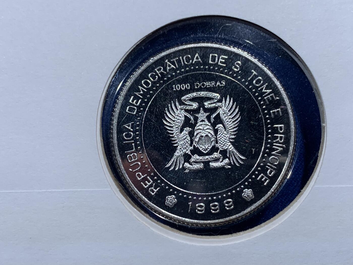 《竞宝斋》第396场 周日，周一，2场连拍 （全场包邮） 英国千禧年倒计时邮币封，含圣多美1999年千禧倒计时精制加厚特殊设计银币，925银，币重36.55克，完美状态。