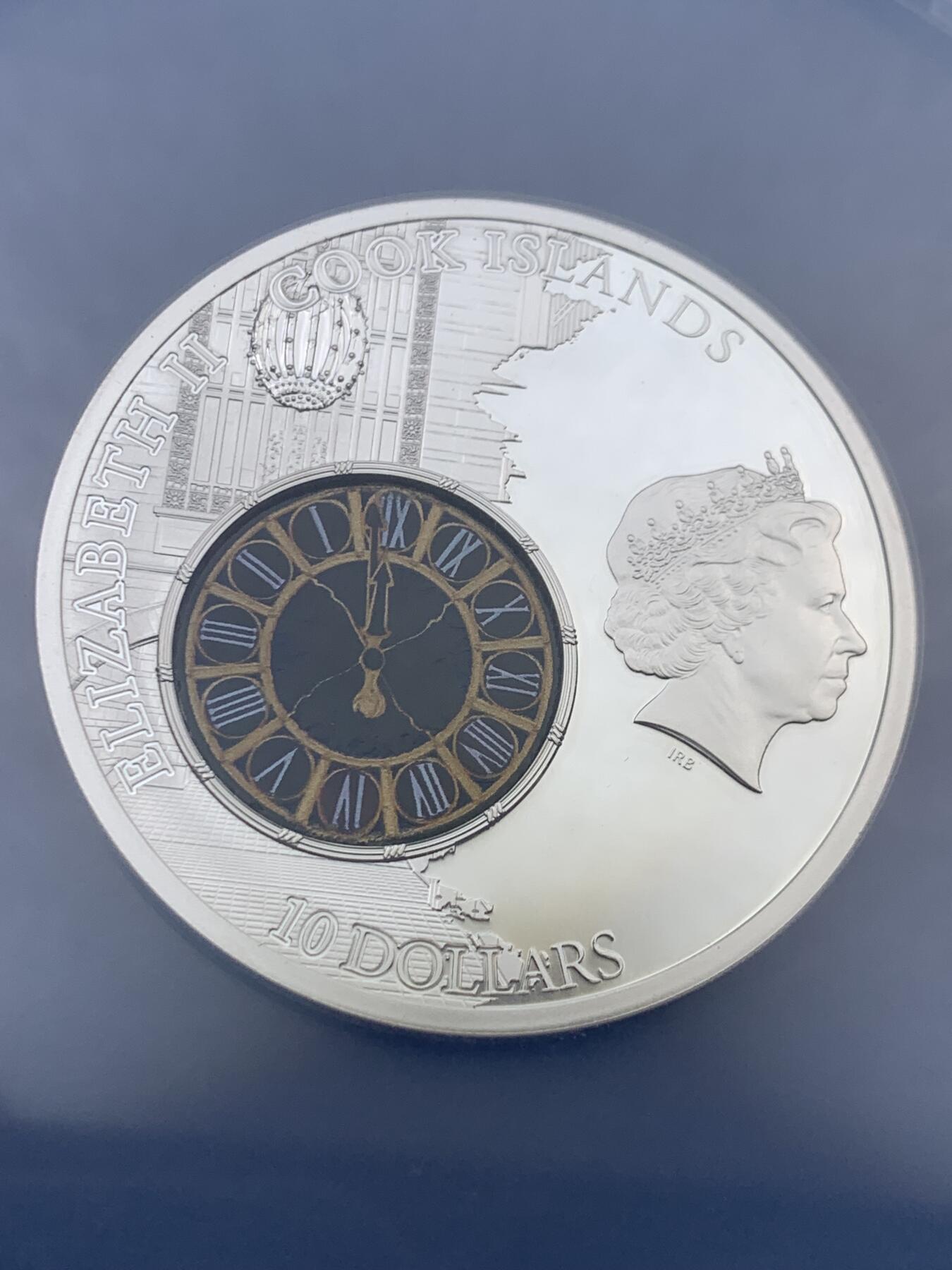 《竞宝斋》第396场 周日，周一，2场连拍 （全场包邮） NGC PF69UC 库克2013年发行历史之窗系列-纽约中央火车站镶嵌彩色钴玻璃10元精制艺术银币（加大盒，限量发行1913枚，50克925银，采用双面镂空浮雕+手工镶嵌玻璃。）盒证齐全