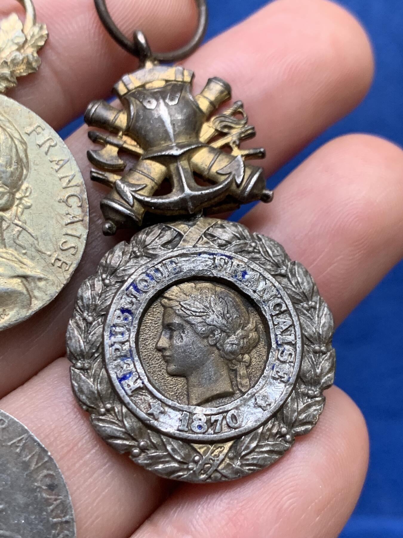 《竞宝斋》第397场 周日，周一，2场连拍 （全场包邮） 三枚一组 银质奖章 细节见图 总重约39克 尺寸28mm左右