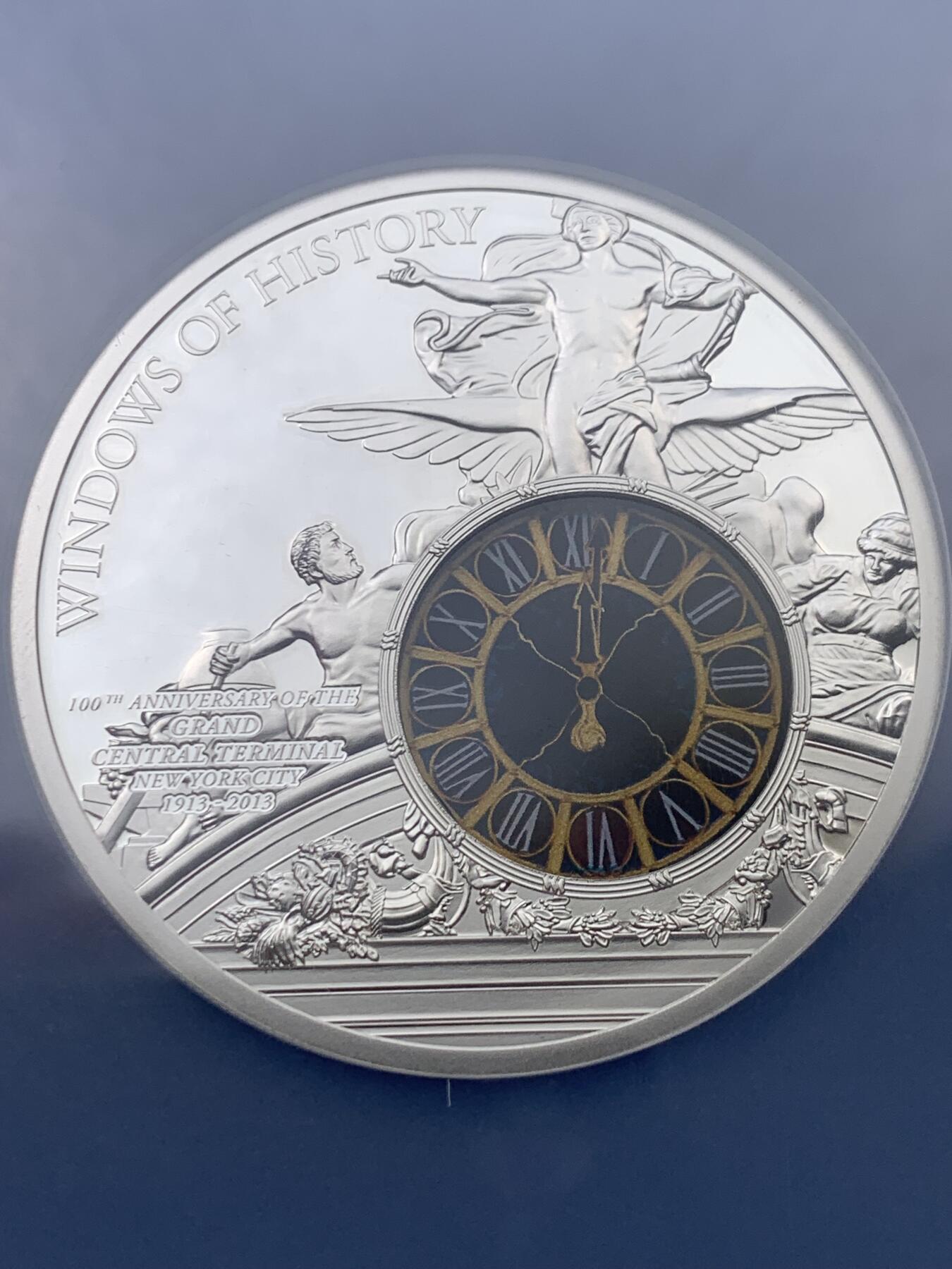《竞宝斋》第396场 周日，周一，2场连拍 （全场包邮） NGC PF69UC 库克2013年发行历史之窗系列-纽约中央火车站镶嵌彩色钴玻璃10元精制艺术银币（加大盒，限量发行1913枚，50克925银，采用双面镂空浮雕+手工镶嵌玻璃。）盒证齐全