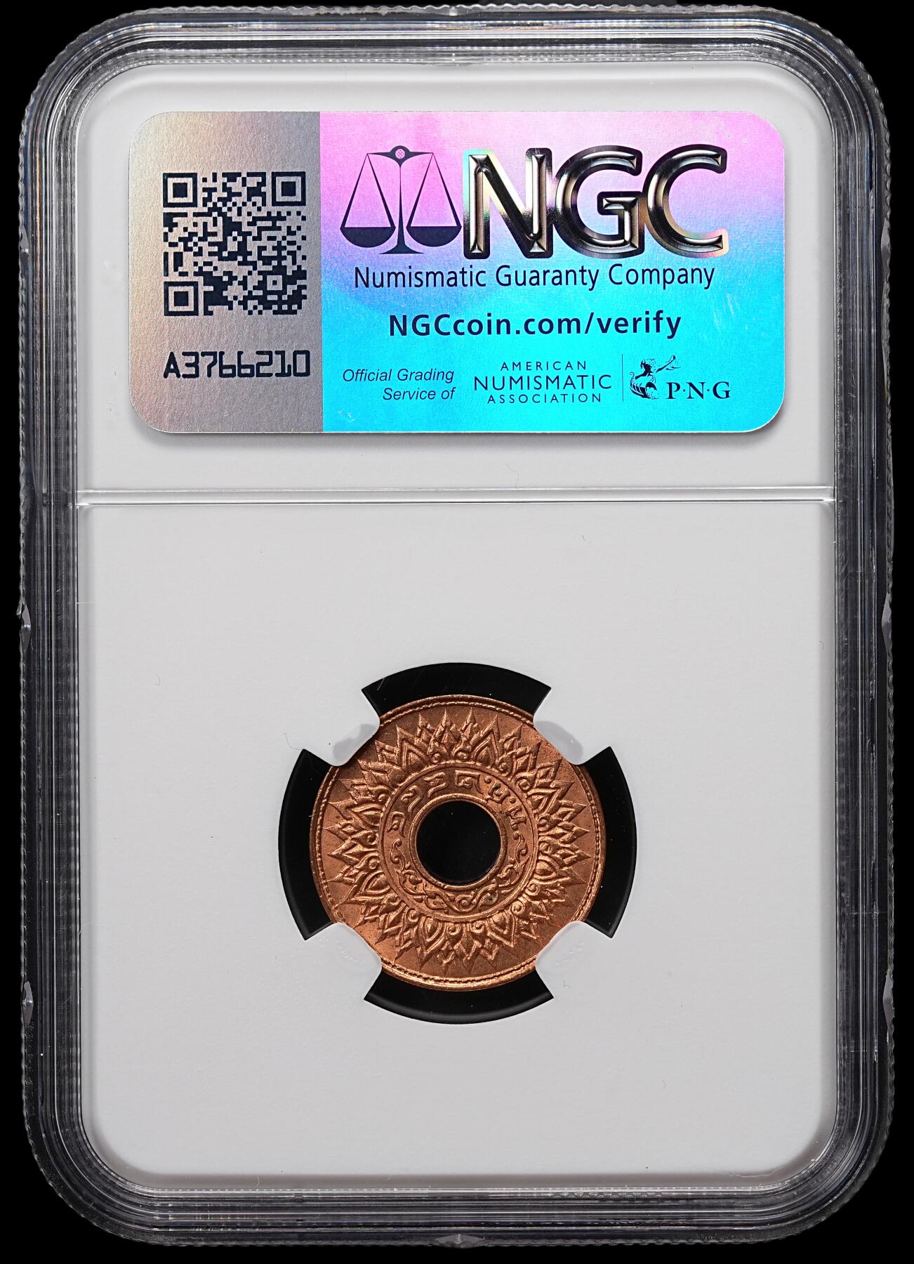 修遠堂世界钱币第七十六期 NGC MS67RB 1941年泰国中孔1萨当铜币