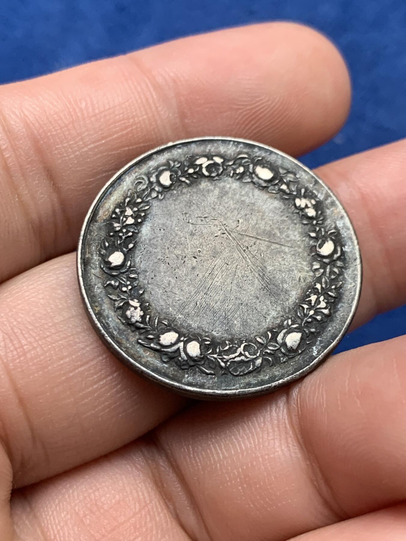 《竞宝斋》第397场 周日，周一，2场连拍 （全场包邮） 法国婚姻纪念银章 牵手 29mm 16.8 g 丰饶角边铭