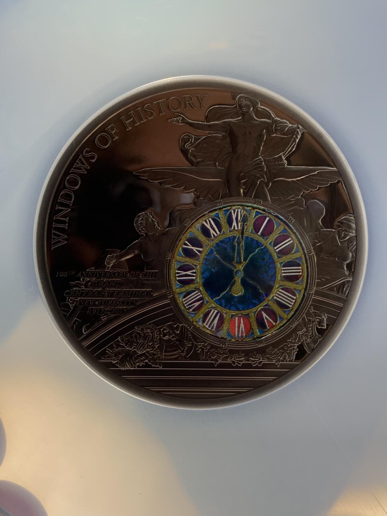 《竞宝斋》第396场 周日，周一，2场连拍 （全场包邮） NGC PF69UC 库克2013年发行历史之窗系列-纽约中央火车站镶嵌彩色钴玻璃10元精制艺术银币（加大盒，限量发行1913枚，50克925银，采用双面镂空浮雕+手工镶嵌玻璃。）盒证齐全