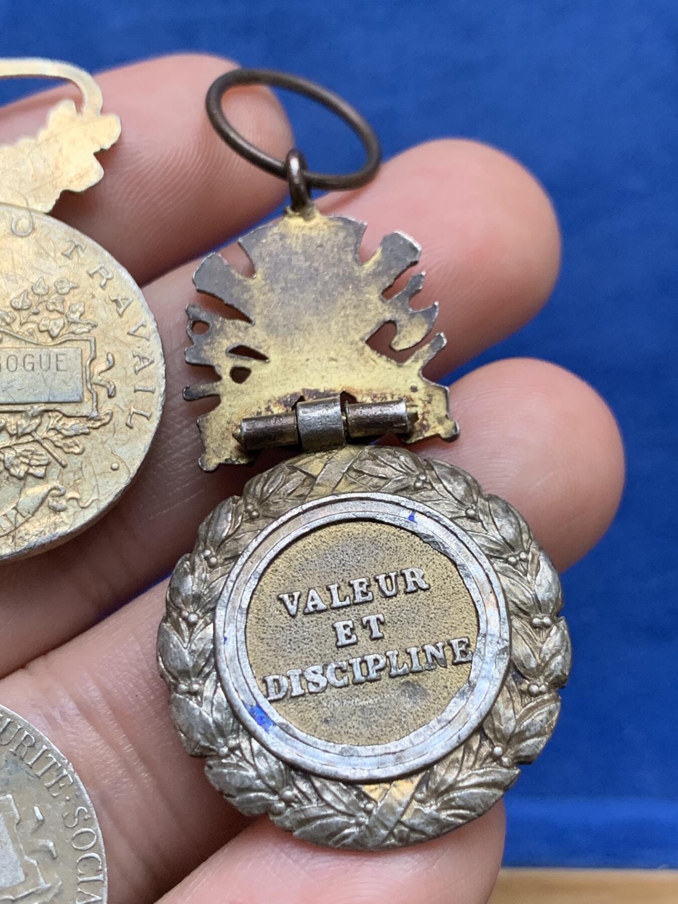 《竞宝斋》第397场 周日，周一，2场连拍 （全场包邮） 三枚一组 银质奖章 细节见图 总重约39克 尺寸28mm左右