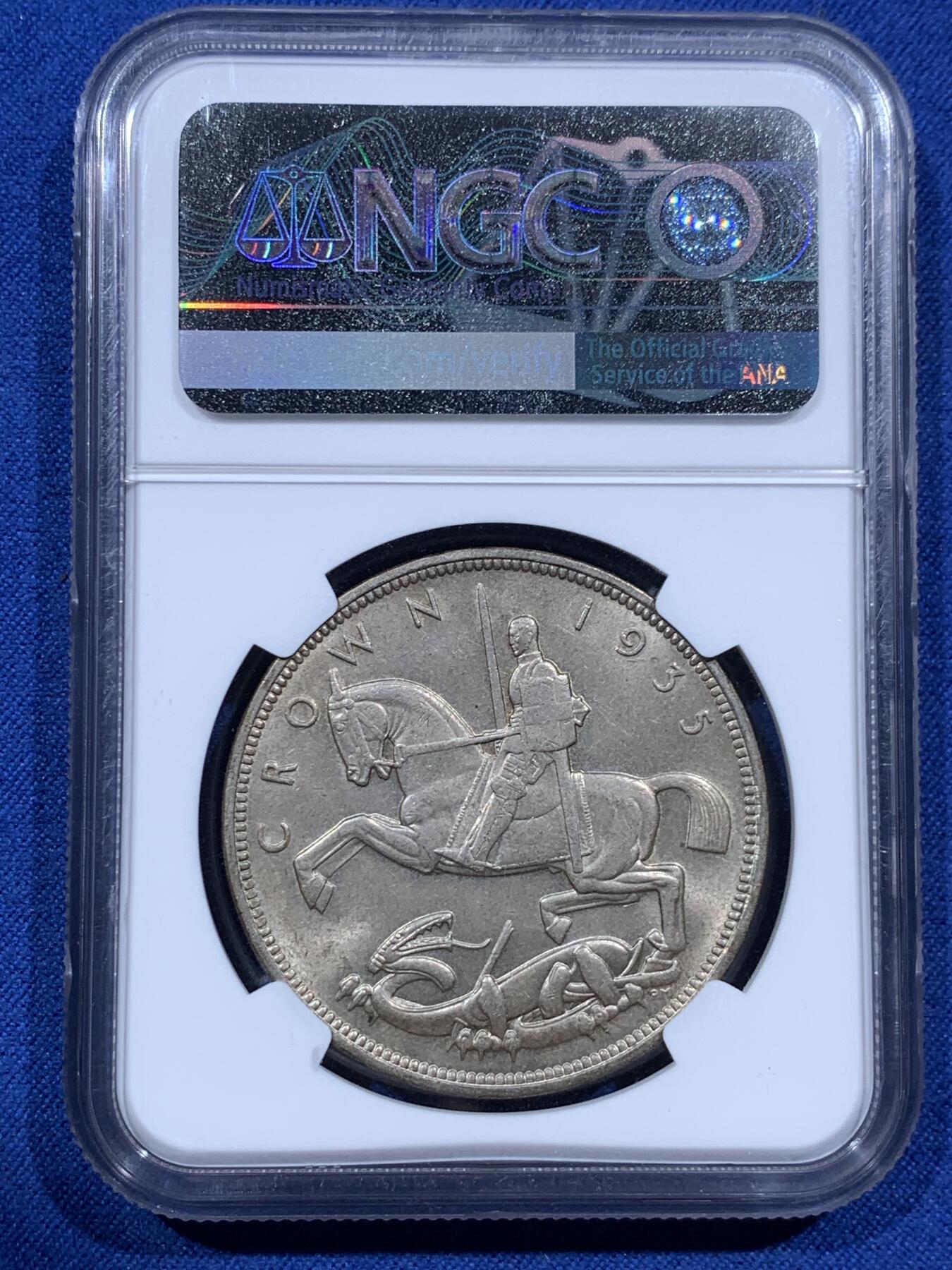 《竞宝斋》第396场 周日，周一，2场连拍 （全场包邮） NGC MS64 英国1935年乔治五世1克朗木马剑大银币，原汁原味老包浆，转光强烈细节优秀，状态一流。