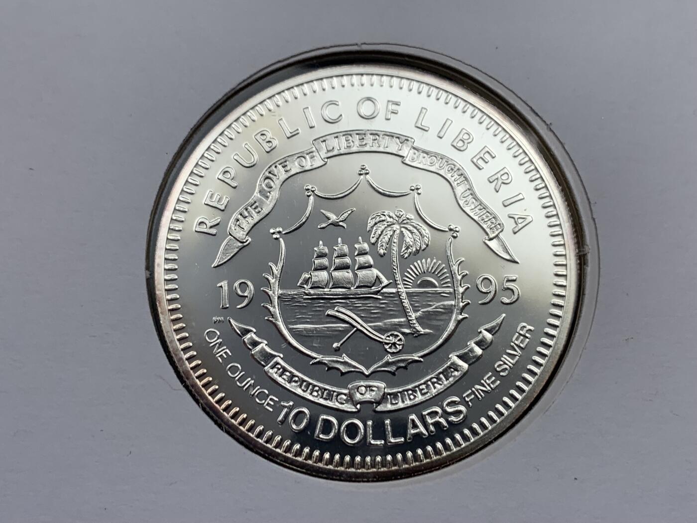 《竞宝斋》第396场 周日，周一，2场连拍 （全场包邮） 英国2003年酒吧经典招牌纪念邮币封，含1995年利比里亚10元精制纪念克朗银币，5月花号，925银，31.1克。精美设计，稀趣题材，图案邮票皆为英国经典酒馆招牌。