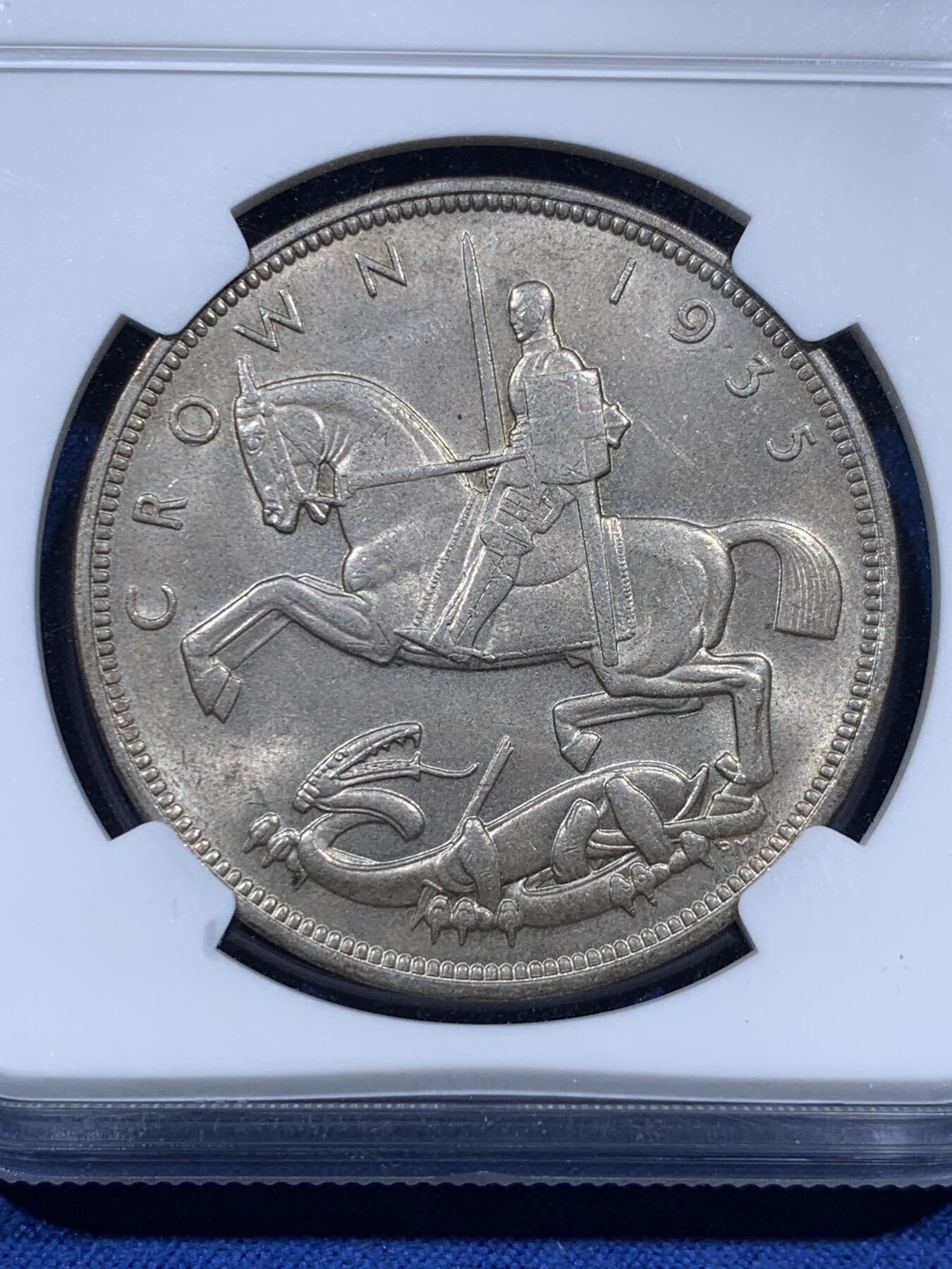 《竞宝斋》第396场 周日，周一，2场连拍 （全场包邮） NGC MS64 英国1935年乔治五世1克朗木马剑大银币，原汁原味老包浆，转光强烈细节优秀，状态一流。