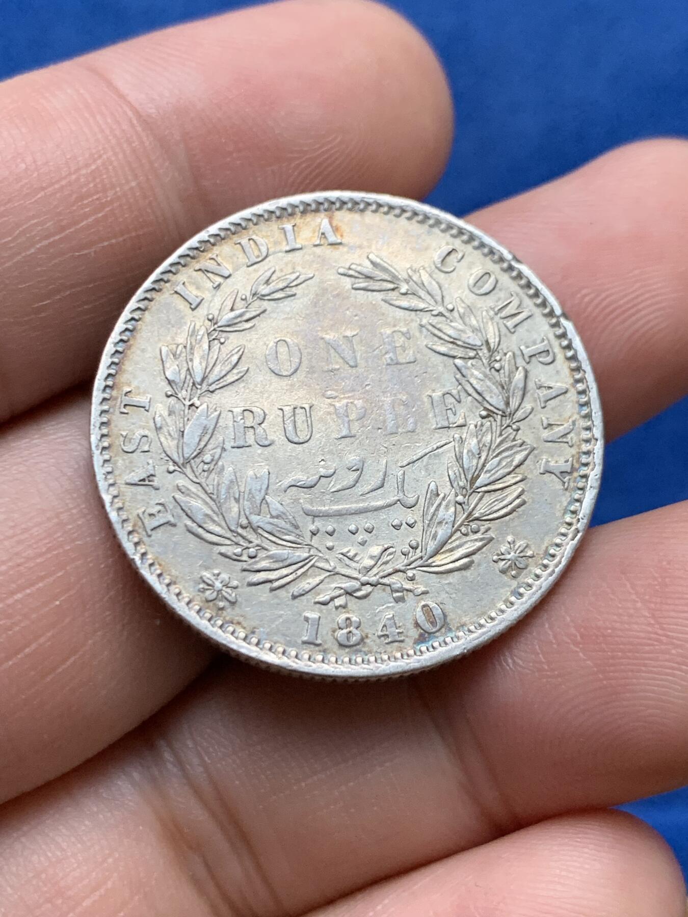 《竞宝斋》第397场 周日，周一，2场连拍 （全场包邮） 英属印度1840年维多利亚1卢比银币，双辫，11.66克，0.917银。带点包浆，挺漂亮的。