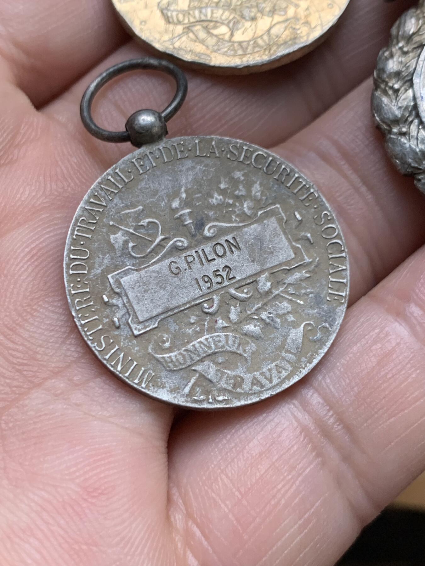 《竞宝斋》第397场 周日，周一，2场连拍 （全场包邮） 三枚一组 银质奖章 细节见图 总重约39克 尺寸28mm左右