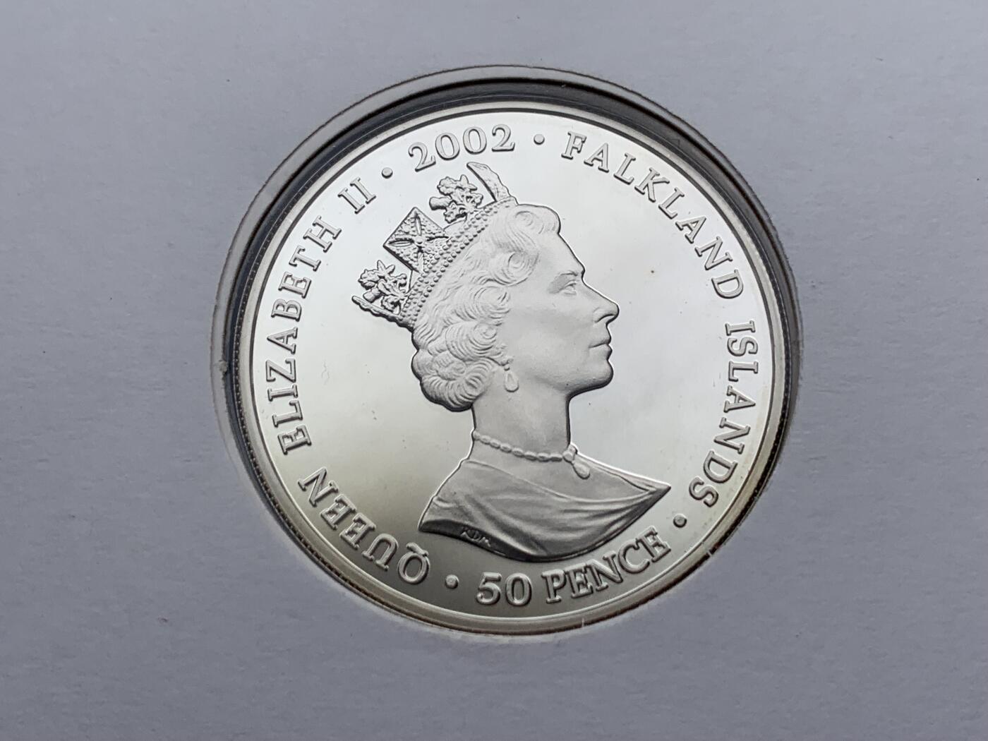 《竞宝斋》第396场 周日，周一，2场连拍 （全场包邮） 2002年伊丽莎白女王登基50周年邮币封，含福克兰岛2002年女王登基50年精制纪念克朗银币，925银，28.28克，完美状态，终身保真。