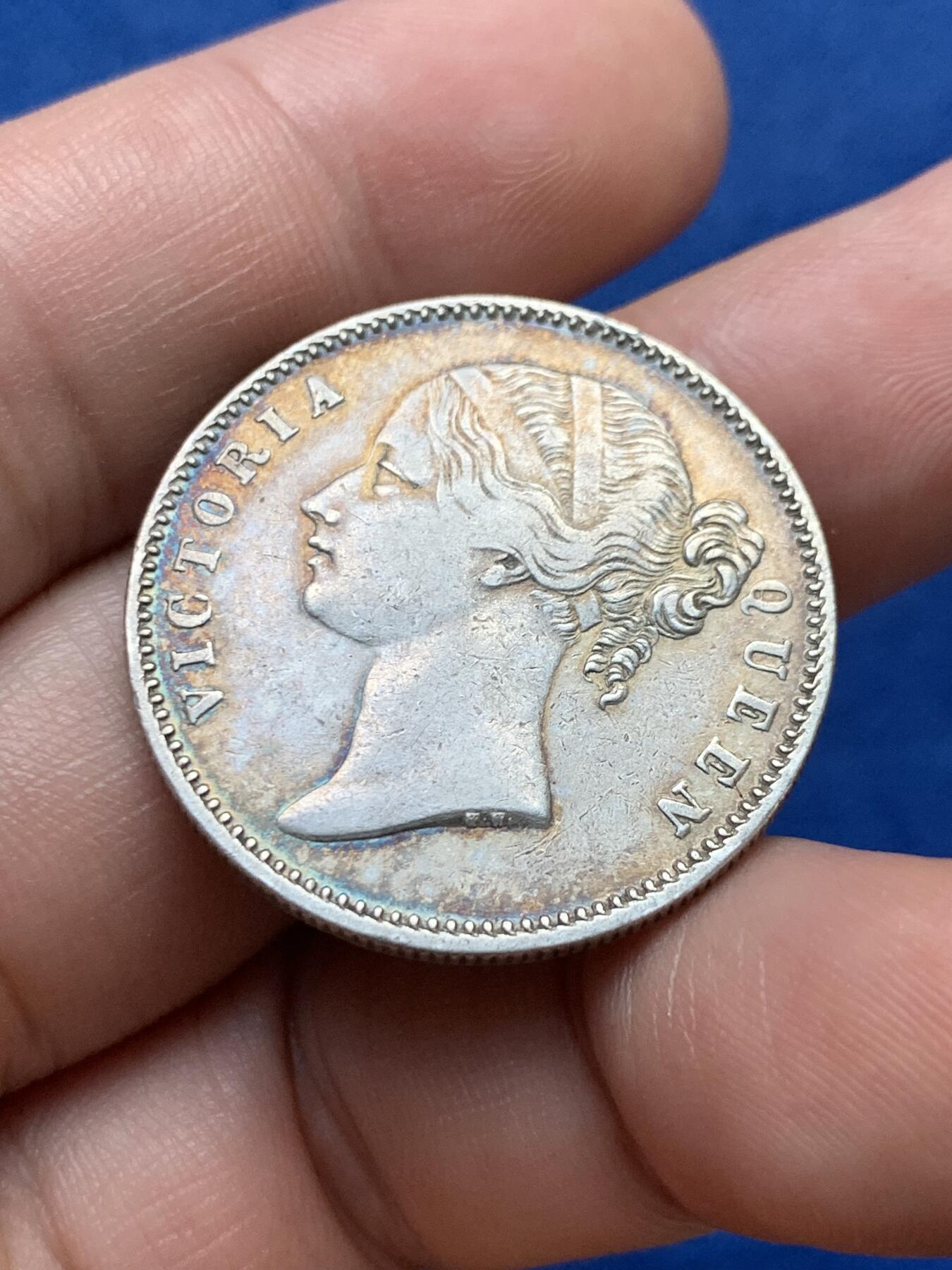 《竞宝斋》第397场 周日，周一，2场连拍 （全场包邮） 英属印度1840年维多利亚1卢比银币，双辫，11.66克，0.917银。带点包浆，挺漂亮的。