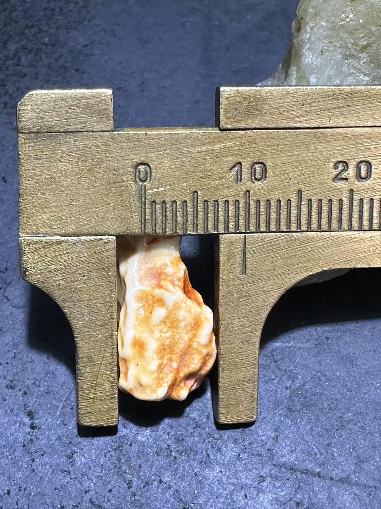 放福利，天然精品罕见筋脉沙漠漆原石一颗！