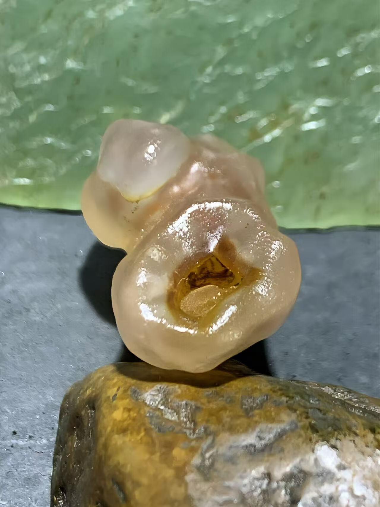 精美天然阿拉善糖心孔洞象形原石一颗，