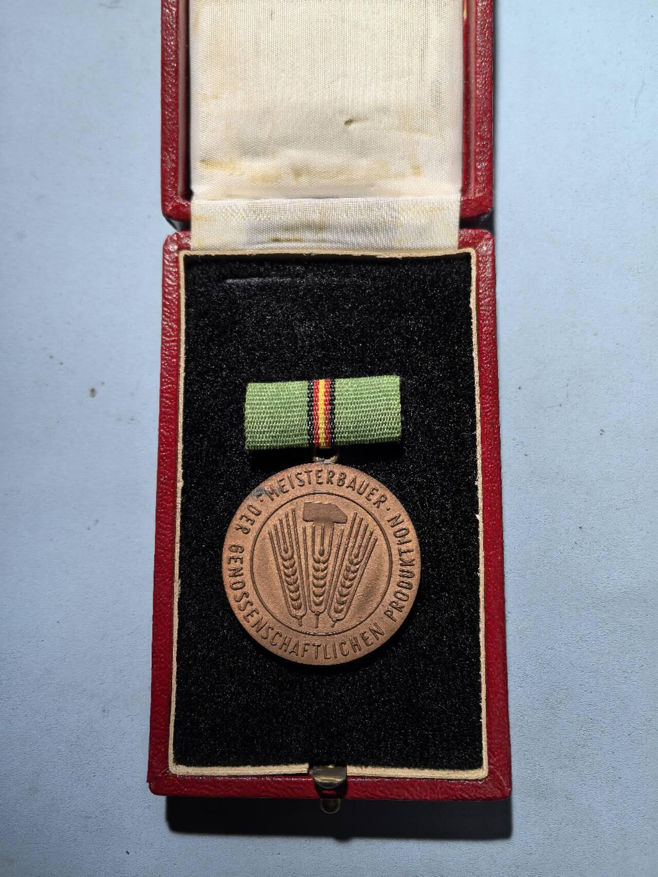 盛世勋华——号角文化勋章邮票专场拍卖第287期 东德农业合作社模范农民奖章 早期版带原盒 稀少 市场价80欧参见图3