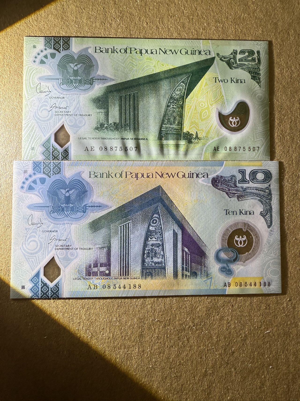 【炜奕收藏】，第三十八期 2008年巴布亚新几内亚2&10基纳塑料钞，UNC品相，早期大票幅