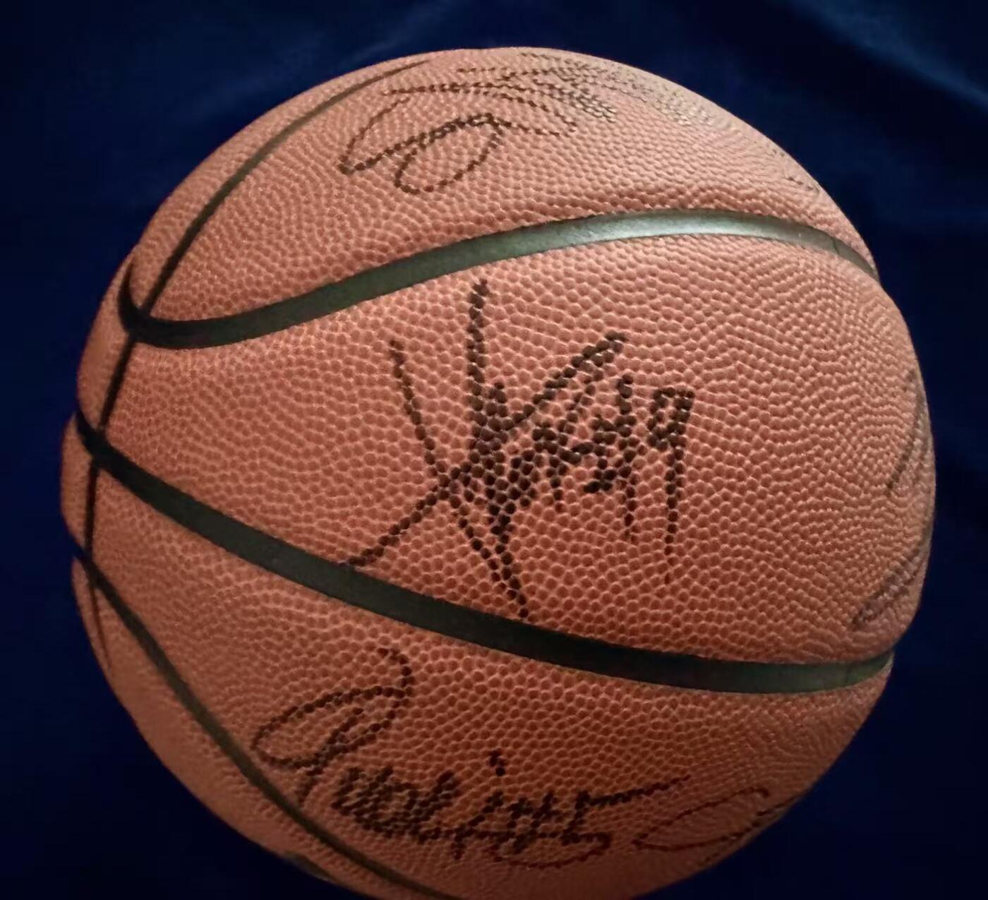 零元拍：‌超级理财佳品！2025NBA状元秀库珀-弗拉格‌，‌4号秀康·克努佩尔，10号秀卡曼-马鲁阿奇‌，锡安-詹姆斯‌等杜克大学NCAA 疯狂三月主力阵容合签Wilson NCAA Final Four 珍藏篮球！火力全开放心冲！！