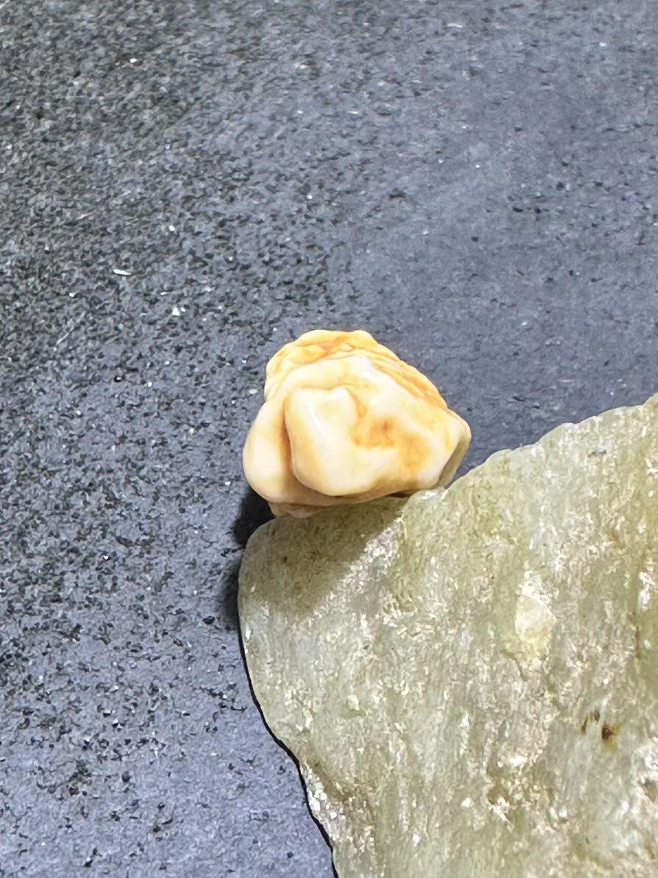 放福利，天然精品罕见筋脉沙漠漆原石一颗！