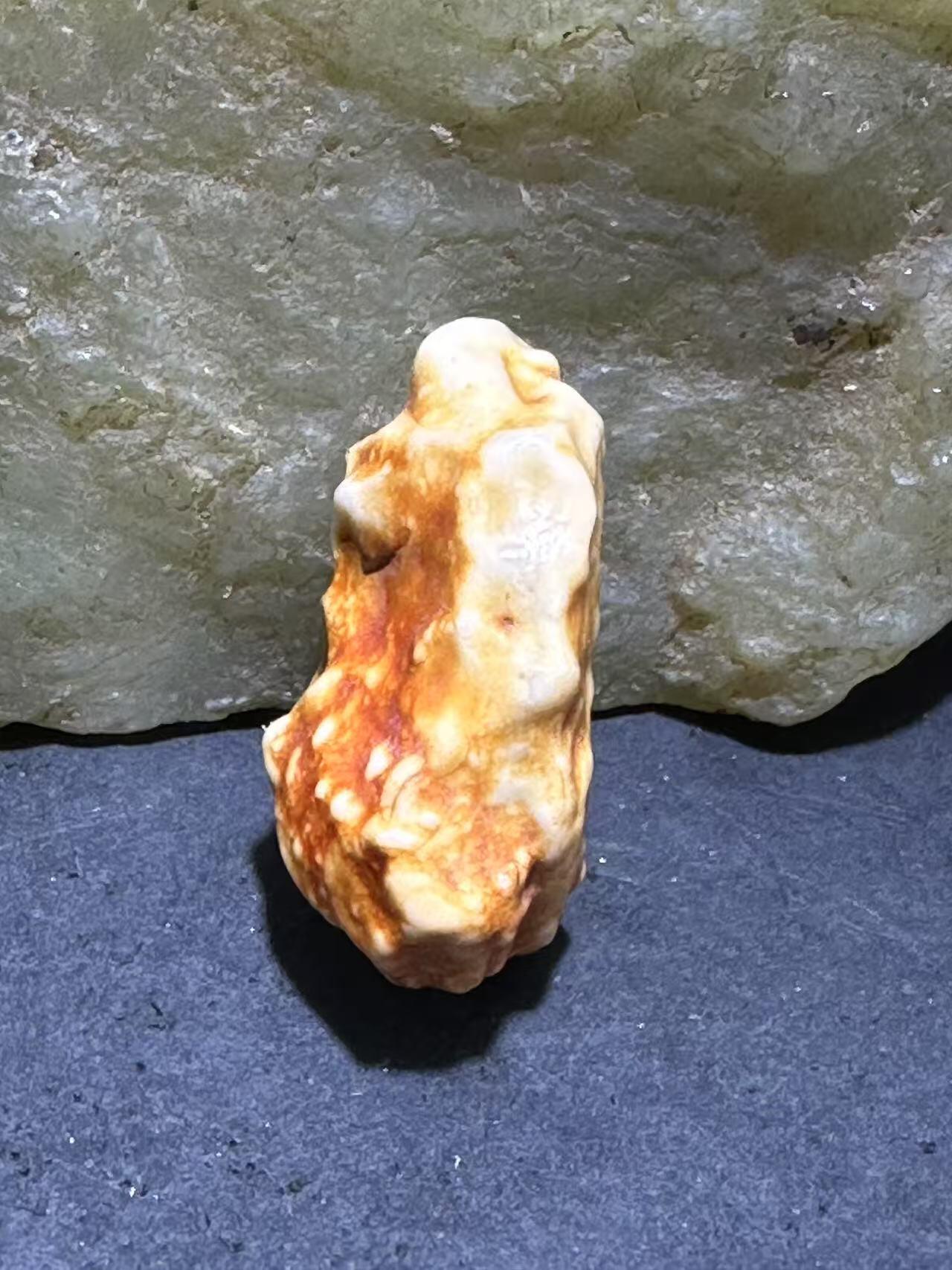 放福利，天然精品罕见筋脉沙漠漆原石一颗！