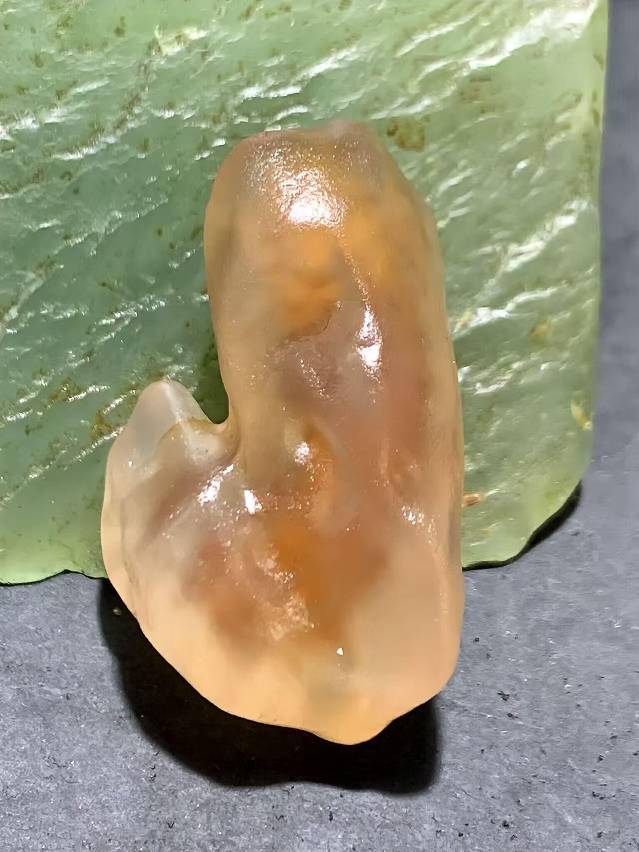 精美天然阿拉善糖心孔洞象形原石一颗，