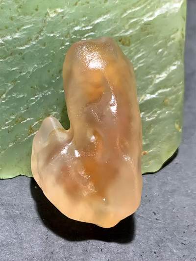 精美天然阿拉善糖心孔洞象形原石一颗， - 精美天然阿拉善糖心孔洞象形原石一颗，