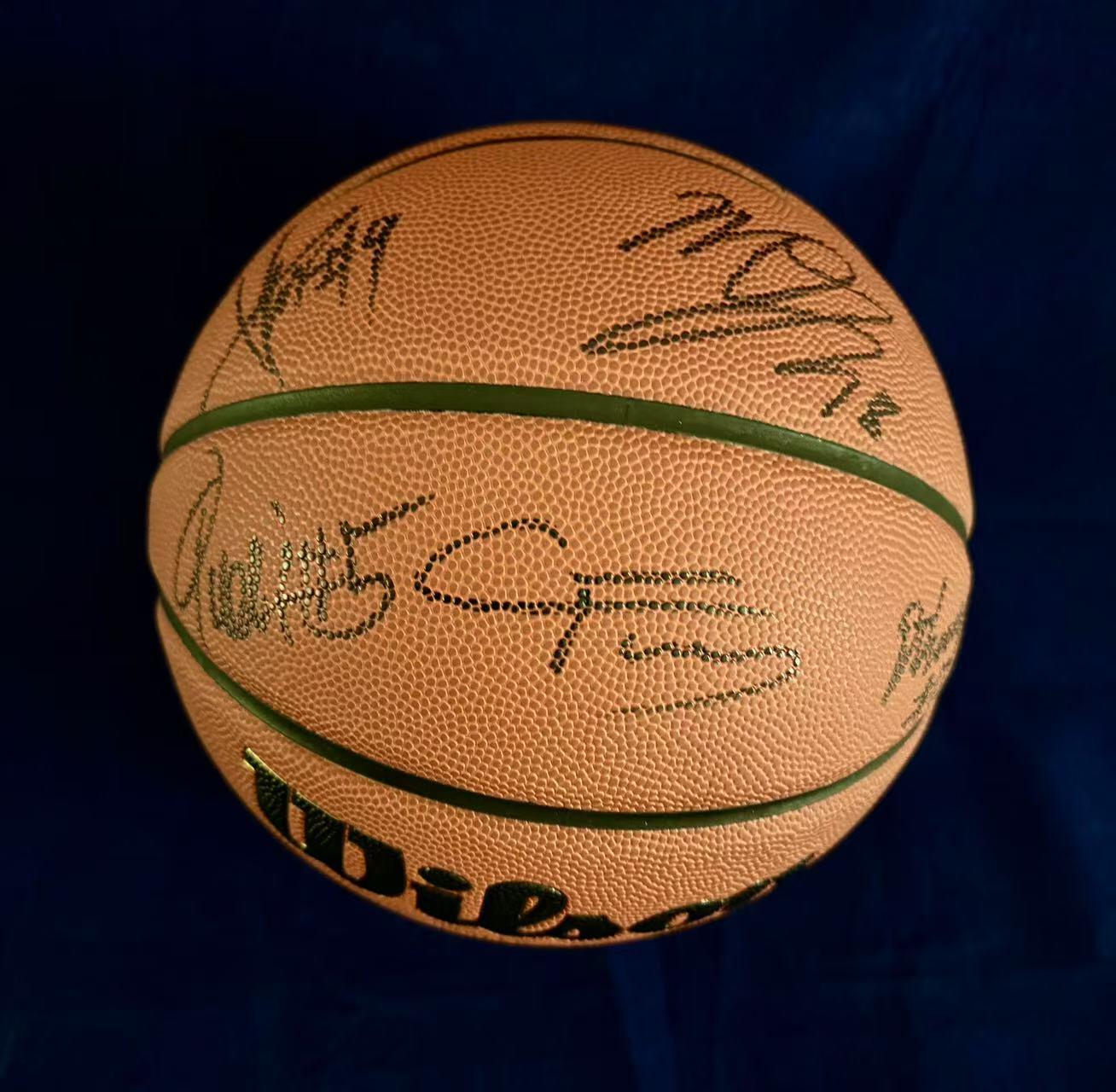 零元拍：‌超级理财佳品！2025NBA状元秀库珀-弗拉格‌，‌4号秀康·克努佩尔，10号秀卡曼-马鲁阿奇‌，锡安-詹姆斯‌等杜克大学NCAA 疯狂三月主力阵容合签Wilson NCAA Final Four 珍藏篮球！火力全开放心冲！！