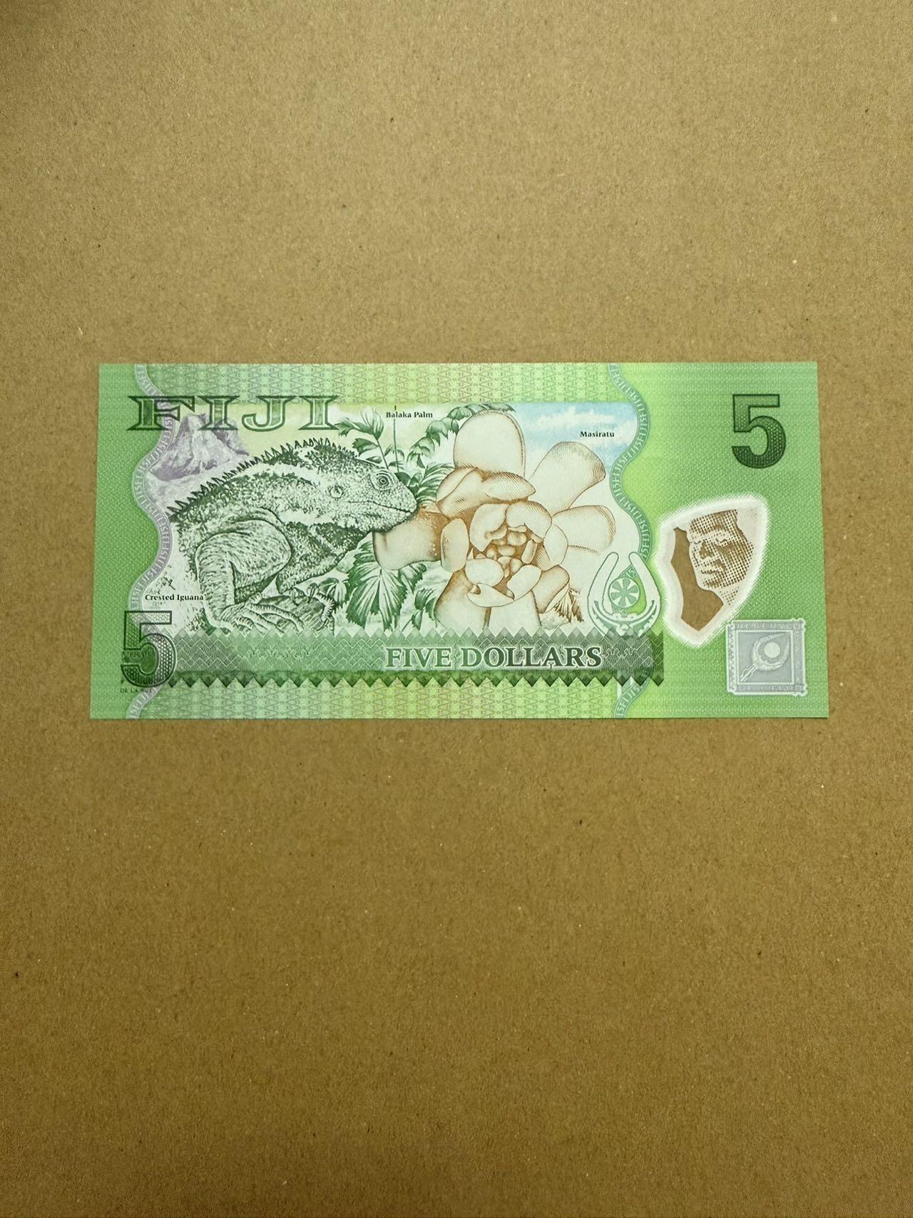 【炜奕收藏】，第三十八期 2012年斐济5元塑料钞，UNC品相