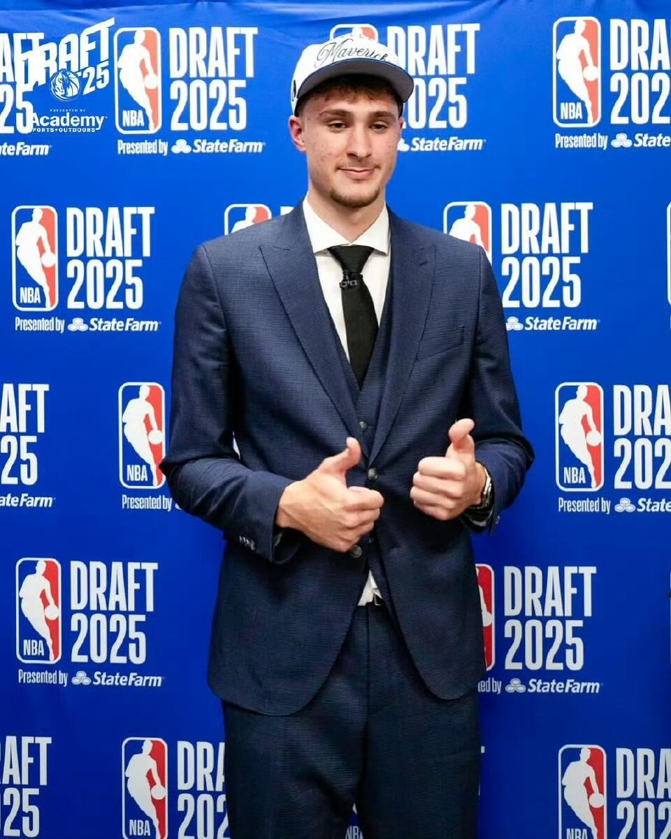 零元拍：‌超级理财佳品！2025NBA状元秀库珀-弗拉格‌，‌4号秀康·克努佩尔，10号秀卡曼-马鲁阿奇‌，锡安-詹姆斯‌等杜克大学NCAA 疯狂三月主力阵容合签Wilson NCAA Final Four 珍藏篮球！火力全开放心冲！！