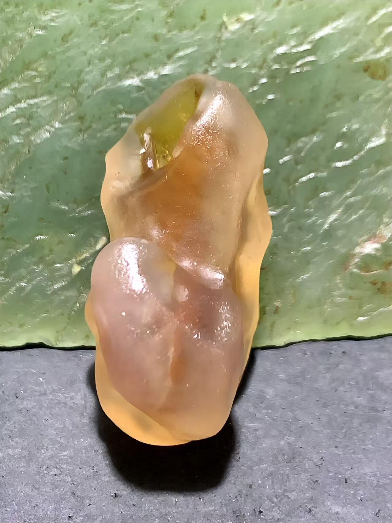 精美天然阿拉善糖心孔洞象形原石一颗，