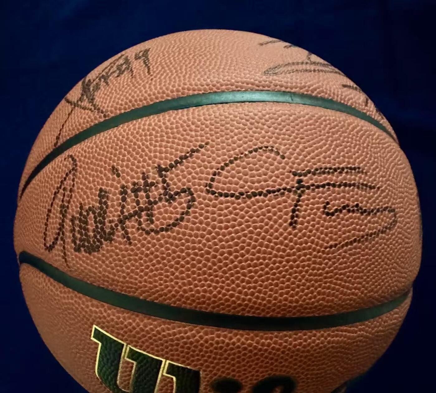 零元拍：‌超级理财佳品！2025NBA状元秀库珀-弗拉格‌，‌4号秀康·克努佩尔，10号秀卡曼-马鲁阿奇‌，锡安-詹姆斯‌等杜克大学NCAA 疯狂三月主力阵容合签Wilson NCAA Final Four 珍藏篮球！火力全开放心冲！！