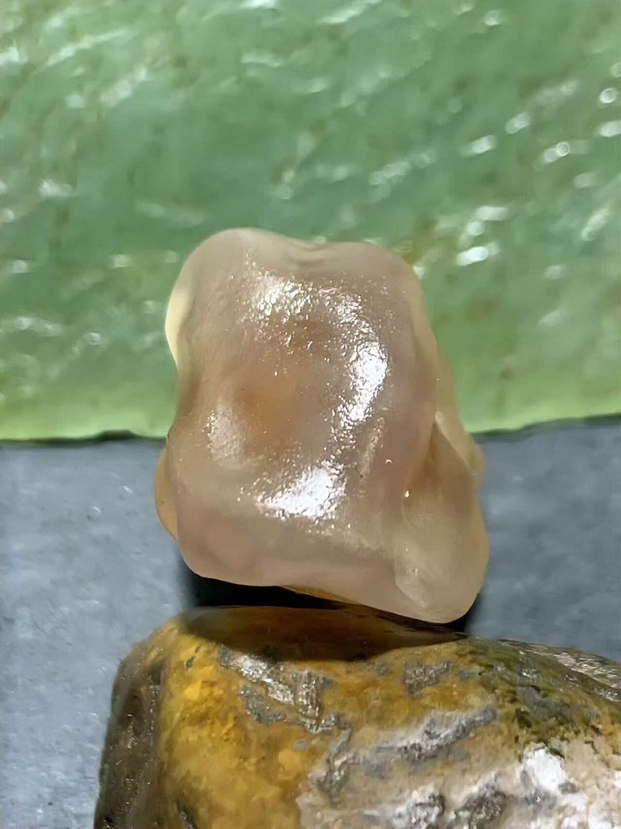 精美天然阿拉善糖心孔洞象形原石一颗，