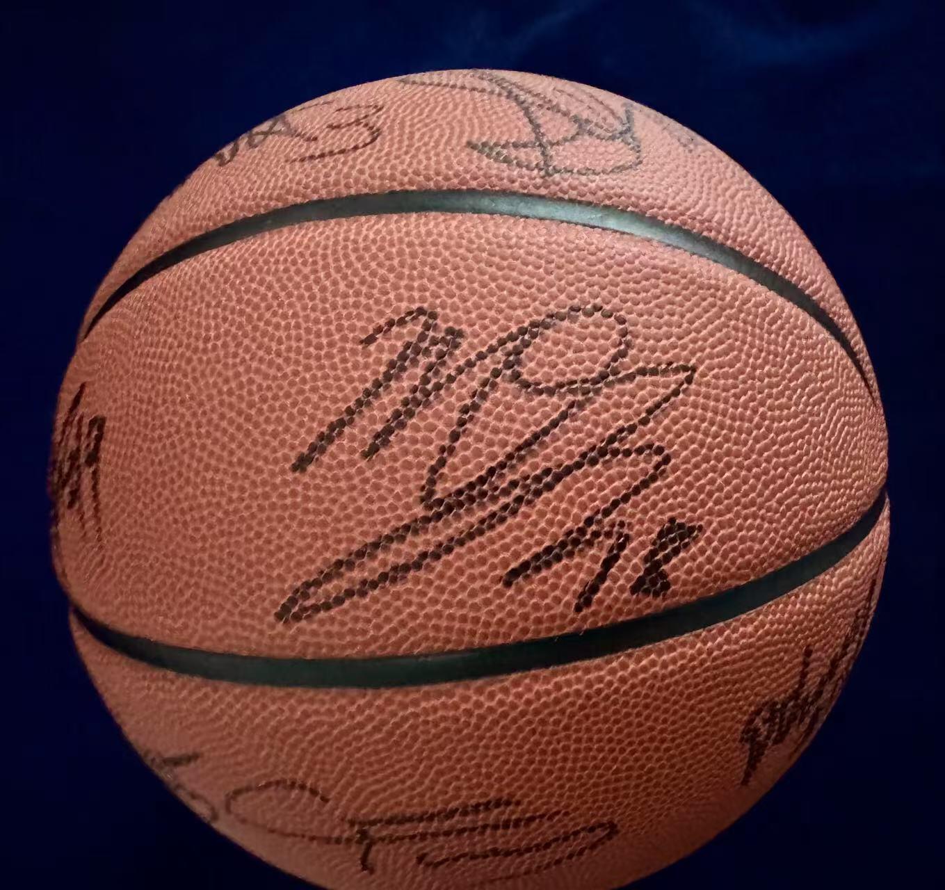 零元拍：‌超级理财佳品！2025NBA状元秀库珀-弗拉格‌，‌4号秀康·克努佩尔，10号秀卡曼-马鲁阿奇‌，锡安-詹姆斯‌等杜克大学NCAA 疯狂三月主力阵容合签Wilson NCAA Final Four 珍藏篮球！火力全开放心冲！！