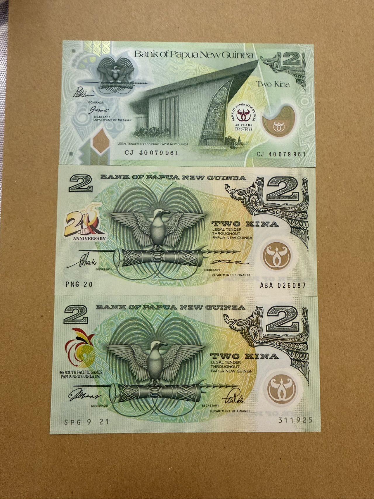 【炜奕收藏】，第三十八期 巴布亚新几内亚2基纳3张塑料纪念钞，全新品相